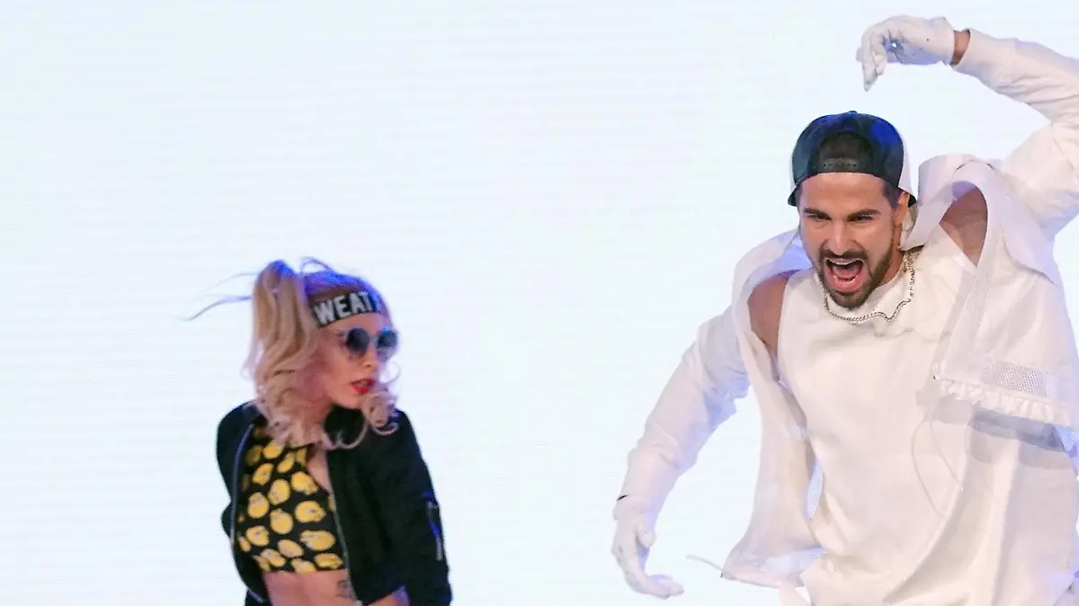 Bene tanzt bei seinem Solo zu "Sorry" von Justin Bieber. 