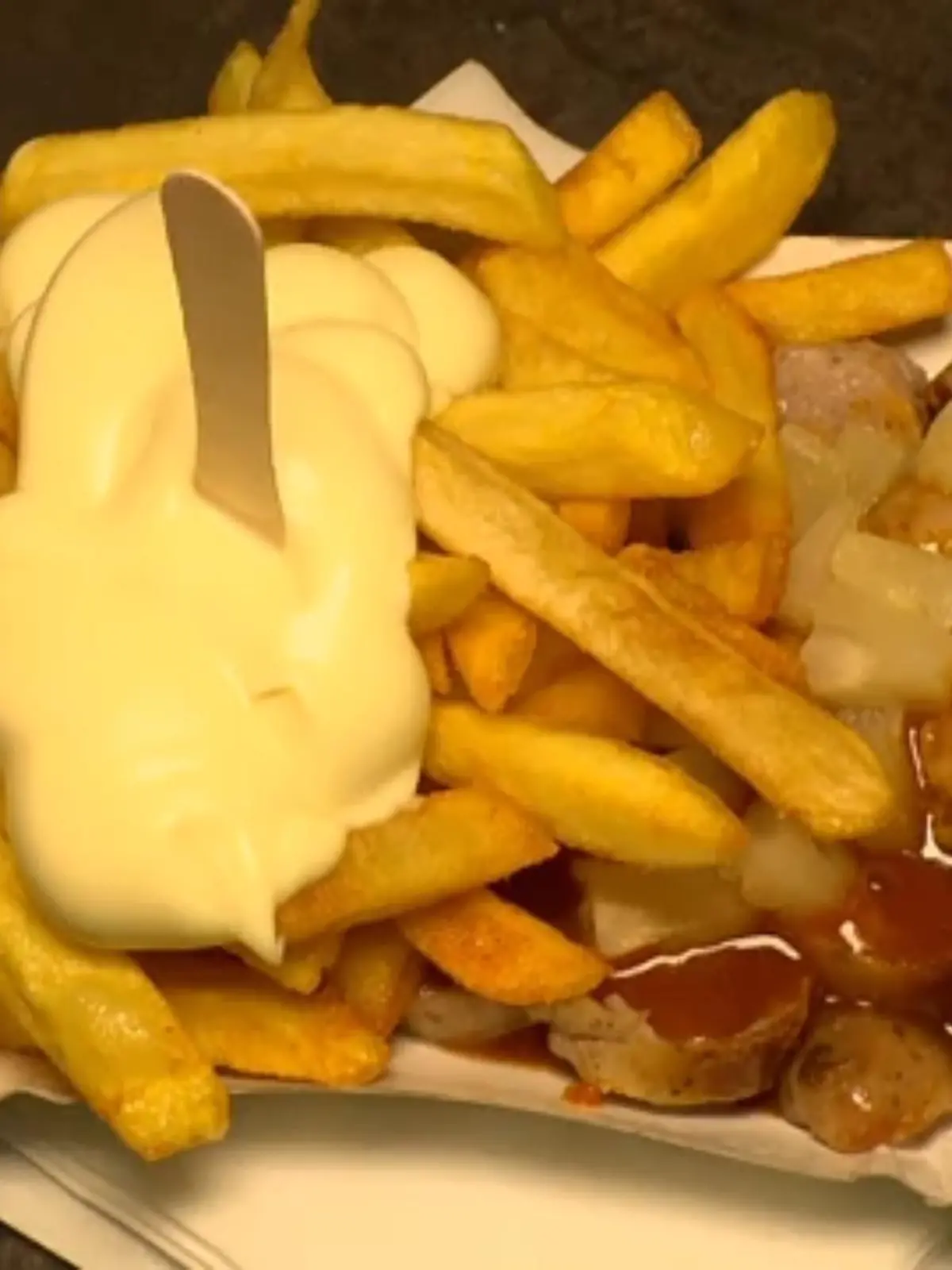 Für die meisten Italiener ist sie eine Sünde: Die Pizza Hawaii. Jetzt gibt es in Kleve eine neue Wurst-Variante, die für viele im Ruhrgebiet sicherlich für Kopfschütteln sorgen wird: Currywurst Hawaii, also mit Ananas. RTL WEST hat die exotisch angehauchte Wurst mal gekostet.