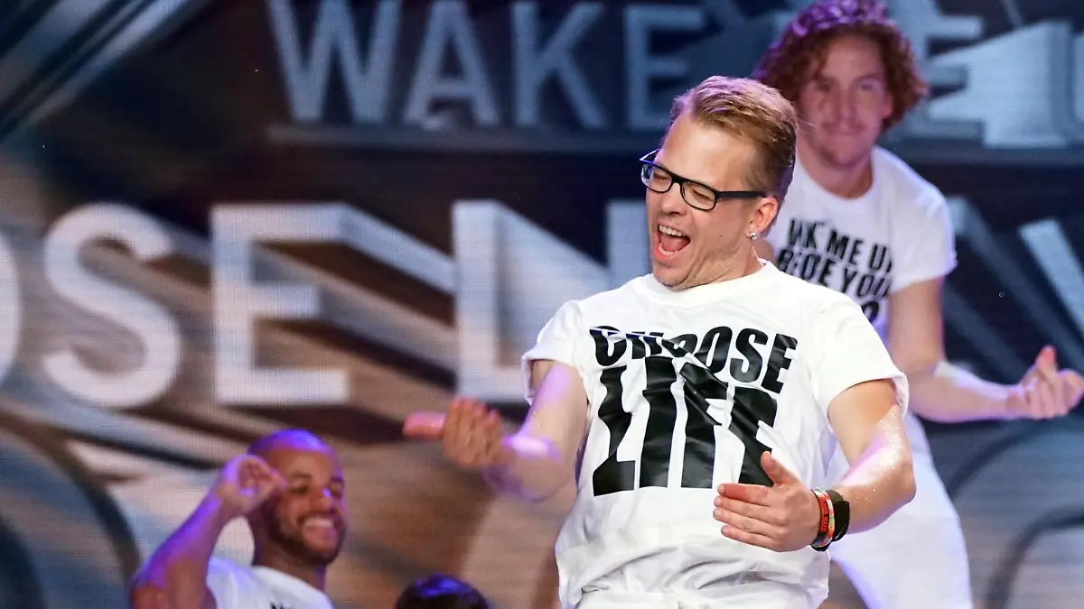 Alexander Kumptner (r.) und Mario Kotaska tanzen zu "Wake Me Up" von "Wham!"