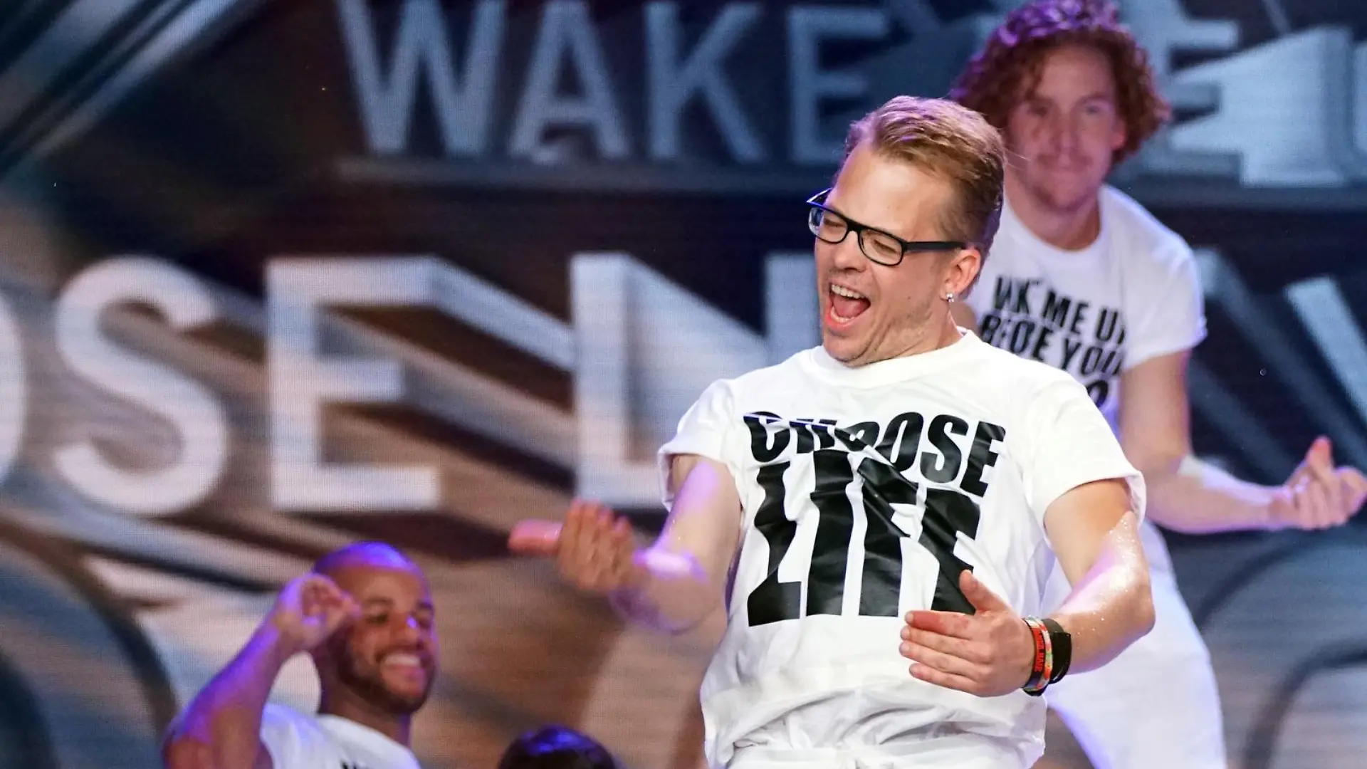 Alexander Kumptner (r.) und Mario Kotaska tanzen zu "Wake Me Up" von "Wham!"