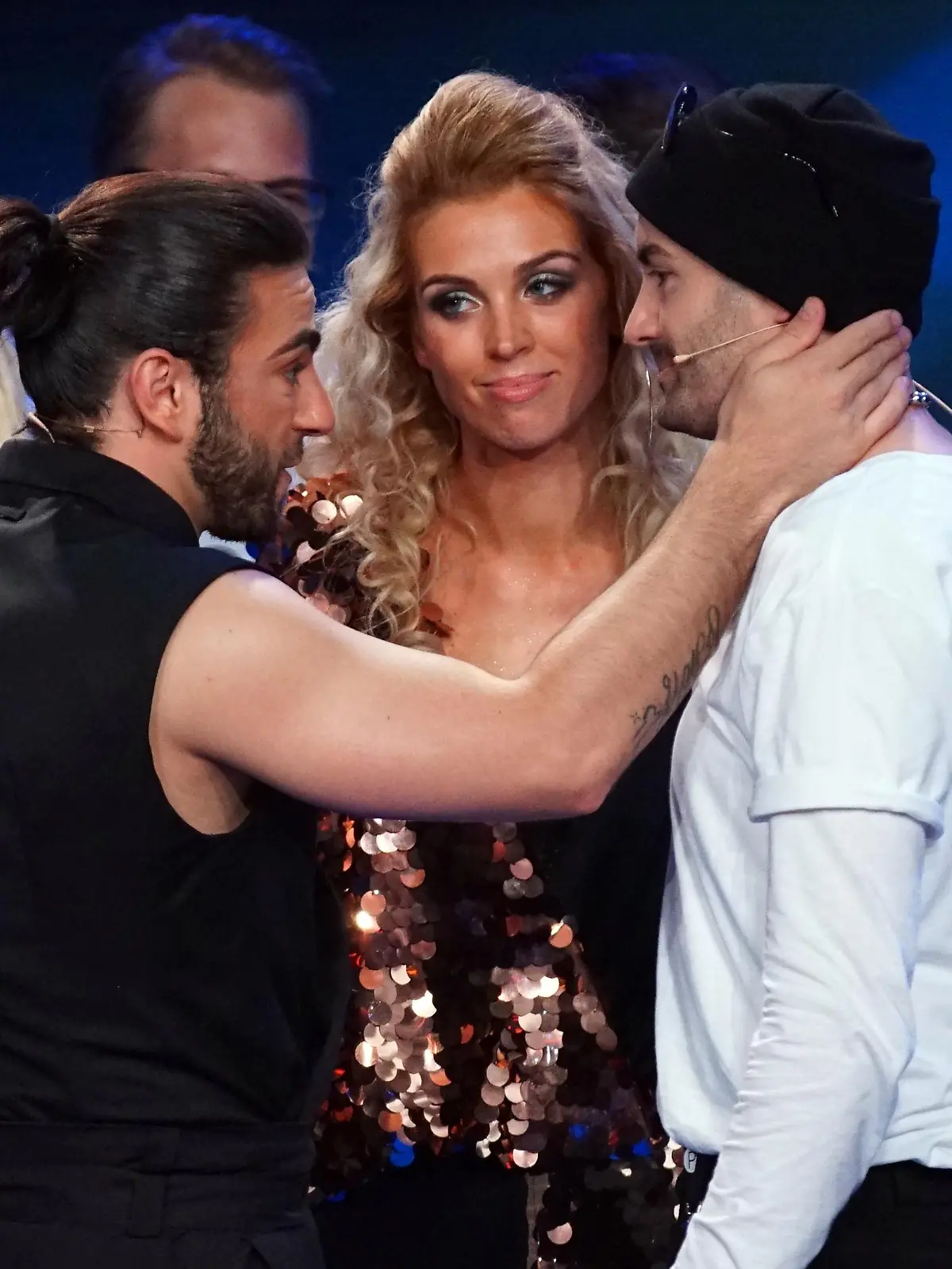 Jurymitglied Cale Kalay (l.) verabschiedet sich von Menderes Bagci und Aneta Sablik. 