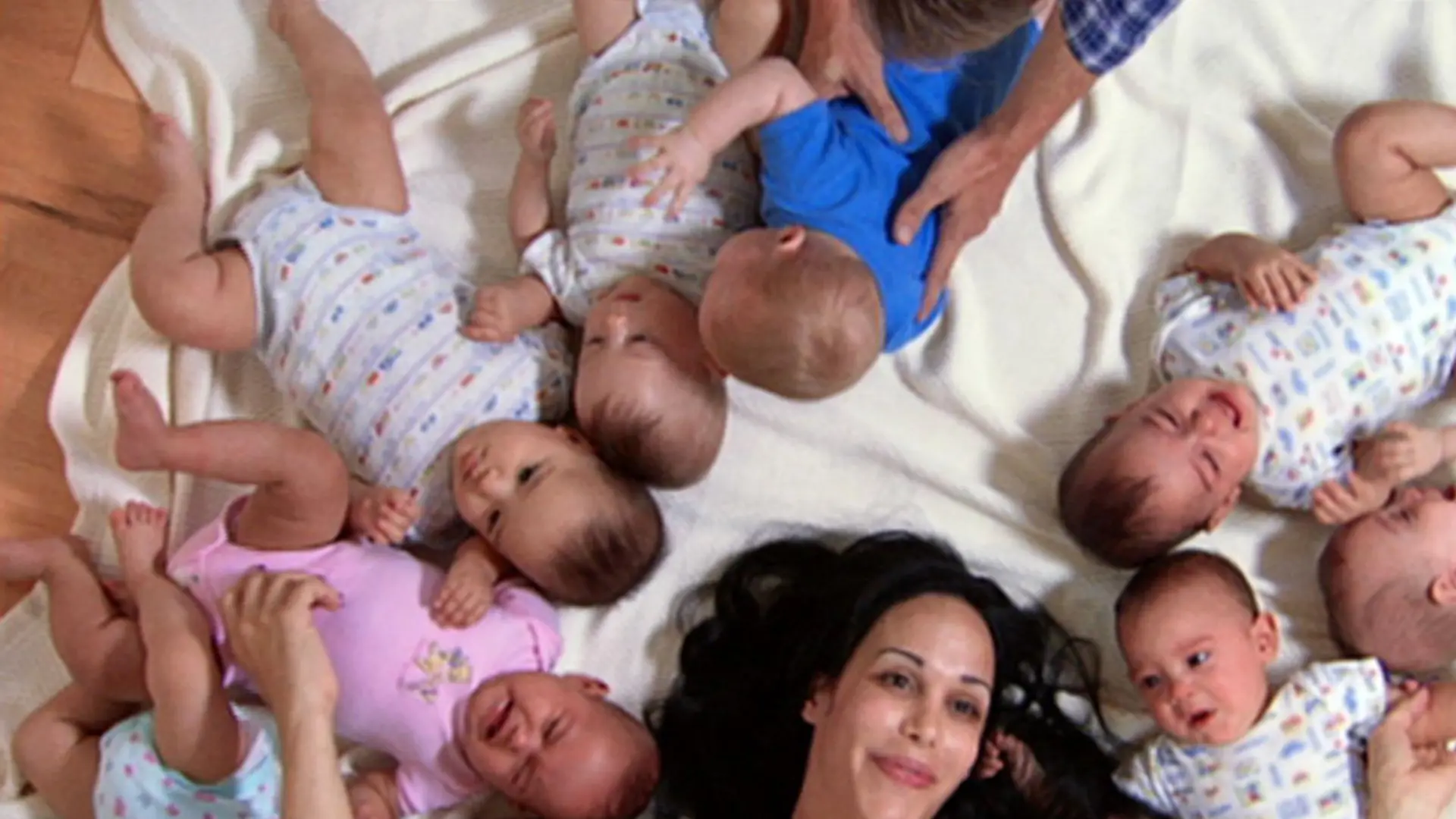 Die Nachricht ging um die Welt: Vor knapp zwei Jahren brachte die Kalifornierin Nadya Suleman Achtlinge zur Welt. Eine medizinische Sensation, alle Kinder sind wohlauf. Doch schnell wird die gute Nachricht getrübt. Die "Octomom" ist bereits sechsfache Mutter, deren Kinder alle durch künstliche Befruchtung entstanden sind. Die 14-köpfige Kinderschar erzieht sie alleine - aus Überzeugung.
