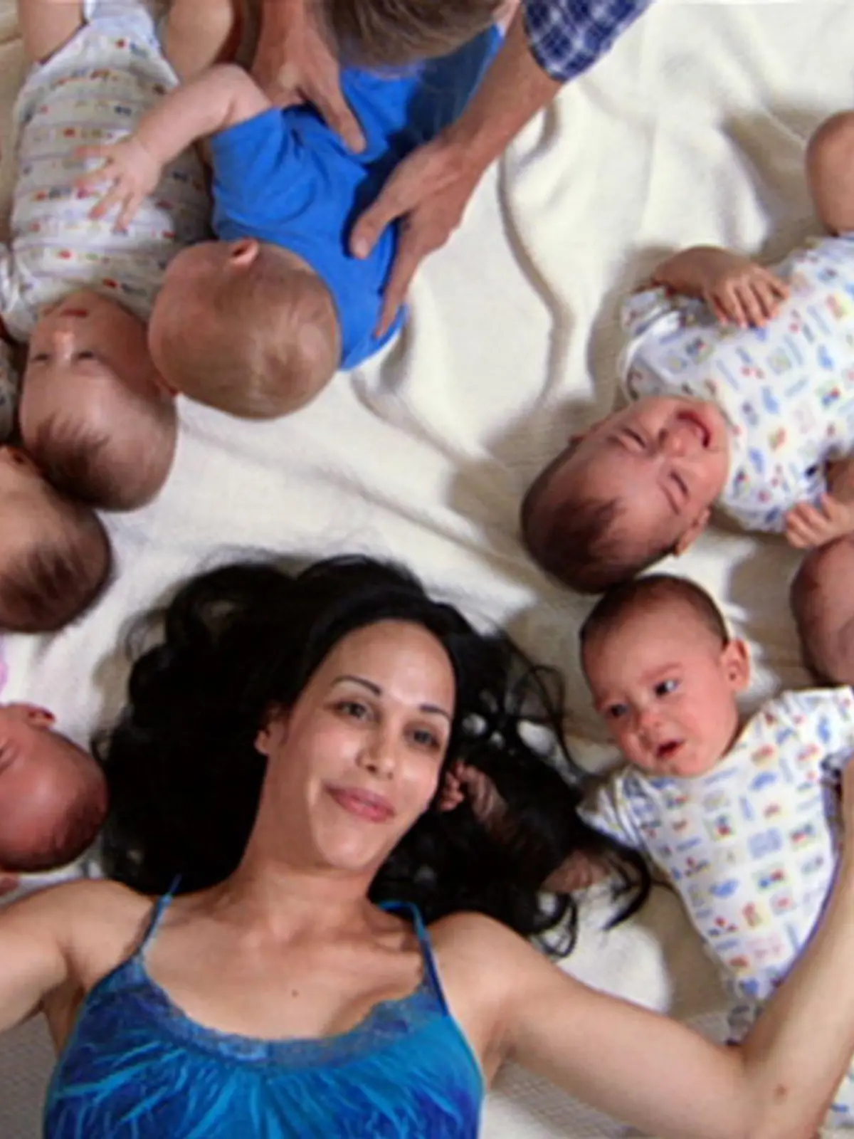 Die Nachricht ging um die Welt: Vor knapp zwei Jahren brachte die Kalifornierin Nadya Suleman Achtlinge zur Welt. Eine medizinische Sensation, alle Kinder sind wohlauf. Doch schnell wird die gute Nachricht getrübt. Die "Octomom" ist bereits sechsfache Mutter, deren Kinder alle durch künstliche Befruchtung entstanden sind. Die 14-köpfige Kinderschar erzieht sie alleine - aus Überzeugung.