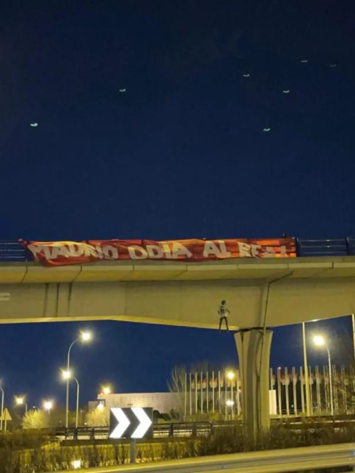 NICHT NUTZEN! Die Puppe von Vinicius Junior hing an einer Brücke.