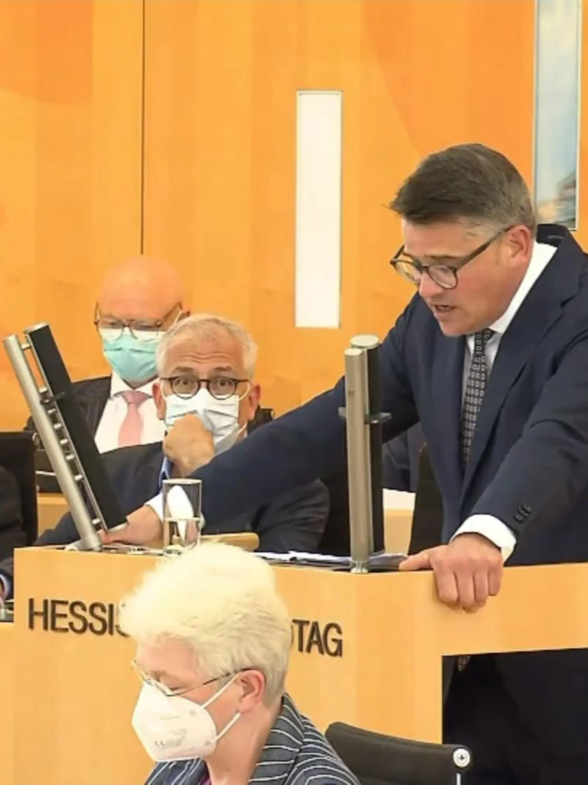 Die Lage in den hessischen Krankenhäusern ist angespannt: Fachkräftemangel und hohe Energiekosten sorgen für immer mehr Krankenhausschließungen. Nun wird der Ruf nach Veränderung auch in den Reihen der Politik stetig lauter – Vertreter der oppositionellen Landtagsfraktionen fordern im hessischen Landtag einen baldigen Krankenhausgipfel, um die Situation zu ändern. Mehr Informationen zu der Forderung gibt es im Video.