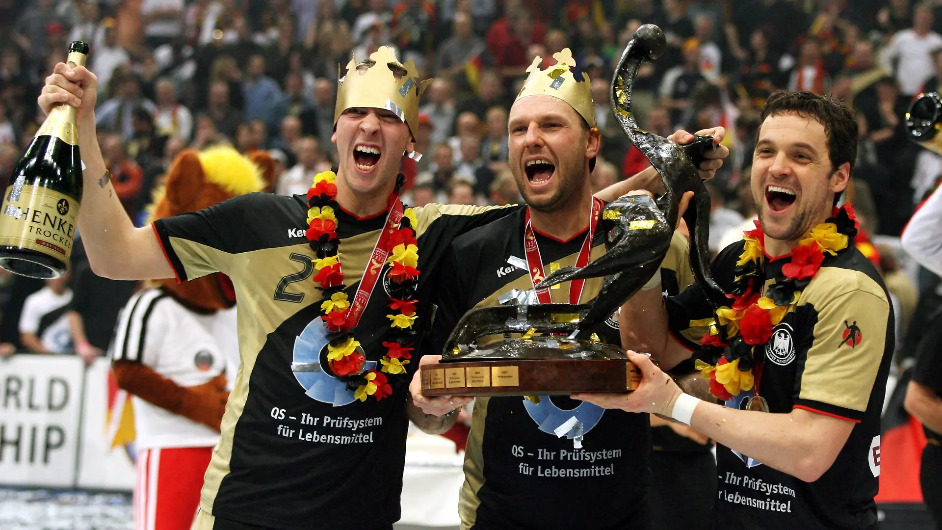 Bildnummer: 02623773  Datum: 04.02.2007  Copyright: imago/Contrast
Deutschland ist Weltmeister 2007, v.li.: Pascal Hens, Christian Schwarzer und Markus Baur; Vdig, quer, close, Aufmacher, Sieg, Sieger, Siegesjubel, Schlussjubel, Schlußjubel, Jubel, jubeln, Krone, goldene Pappkrone, Pokal, Trophäe, Weltmeistertrophäe, Weltmeisterpokal, Sekt, Champagner, o0 Schrei, schreien, Jubelschrei, Freudenschrei, Emotionen WM 2007, Länderspiel, Nationalteam, Nationaltrikot, Finale, Endspiel, o0 Feier, feiern, Siegesfeier Köln Freude, Begeisterung,  Handball WM Herren Mannschaft Gruppenbild optimistisch Randmotiv Werbemotiv Personen Objekte