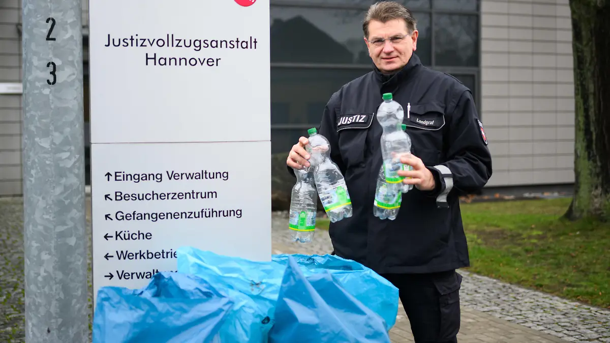 23.01.2023, Niedersachsen, Hannover: Peter Landgraf, Pressesprecher JVA Hannover, steht mit gesammelten Pfandflaschen in der Justizvollzugsanstalt Hannover. Häftlinge der JVA Hannover sammeln Pfandflaschen für den guten Zweck: Im Jahr 2022 kam so eine Spendensumme von über 700 Euro zusammen. (zu dpa: «Häftlinge der JVA Hannover sammeln Pfandflaschen für kranke Kinder») Foto: Julian Stratenschulte/dpa +++ dpa-Bildfunk +++