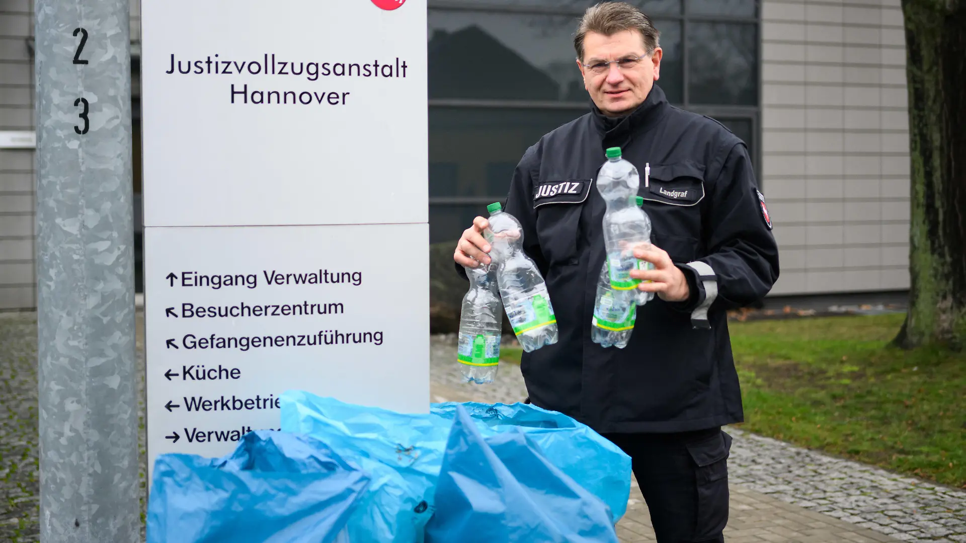 23.01.2023, Niedersachsen, Hannover: Peter Landgraf, Pressesprecher JVA Hannover, steht mit gesammelten Pfandflaschen in der Justizvollzugsanstalt Hannover. Häftlinge der JVA Hannover sammeln Pfandflaschen für den guten Zweck: Im Jahr 2022 kam so eine Spendensumme von über 700 Euro zusammen. (zu dpa: «Häftlinge der JVA Hannover sammeln Pfandflaschen für kranke Kinder») Foto: Julian Stratenschulte/dpa +++ dpa-Bildfunk +++