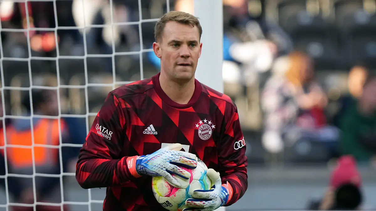 ARCHIV - 05.11.2022, Berlin: Fußball: Bundesliga, Hertha BSC - Bayern München, 13. Spieltag, Olympiastadion, Bayerns Torhüter Manuel Neuer vor dem Spiel in Aktion. Der verletzte Nationaltorhüter hat sich kurz vor dem Start des Trainingslagers des FC Bayern München in Katar zu Wort gemeldet. (zu dpa: «Verletzter Neuer arbeitet an Genesung: «Schritt für Schritt»») Foto: Soeren Stache/dpa +++ dpa-Bildfunk +++