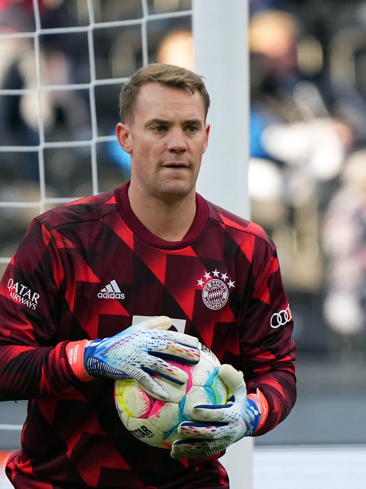 ARCHIV - 05.11.2022, Berlin: Fußball: Bundesliga, Hertha BSC - Bayern München, 13. Spieltag, Olympiastadion, Bayerns Torhüter Manuel Neuer vor dem Spiel in Aktion. Der verletzte Nationaltorhüter hat sich kurz vor dem Start des Trainingslagers des FC Bayern München in Katar zu Wort gemeldet. (zu dpa: «Verletzter Neuer arbeitet an Genesung: «Schritt für Schritt»») Foto: Soeren Stache/dpa +++ dpa-Bildfunk +++
