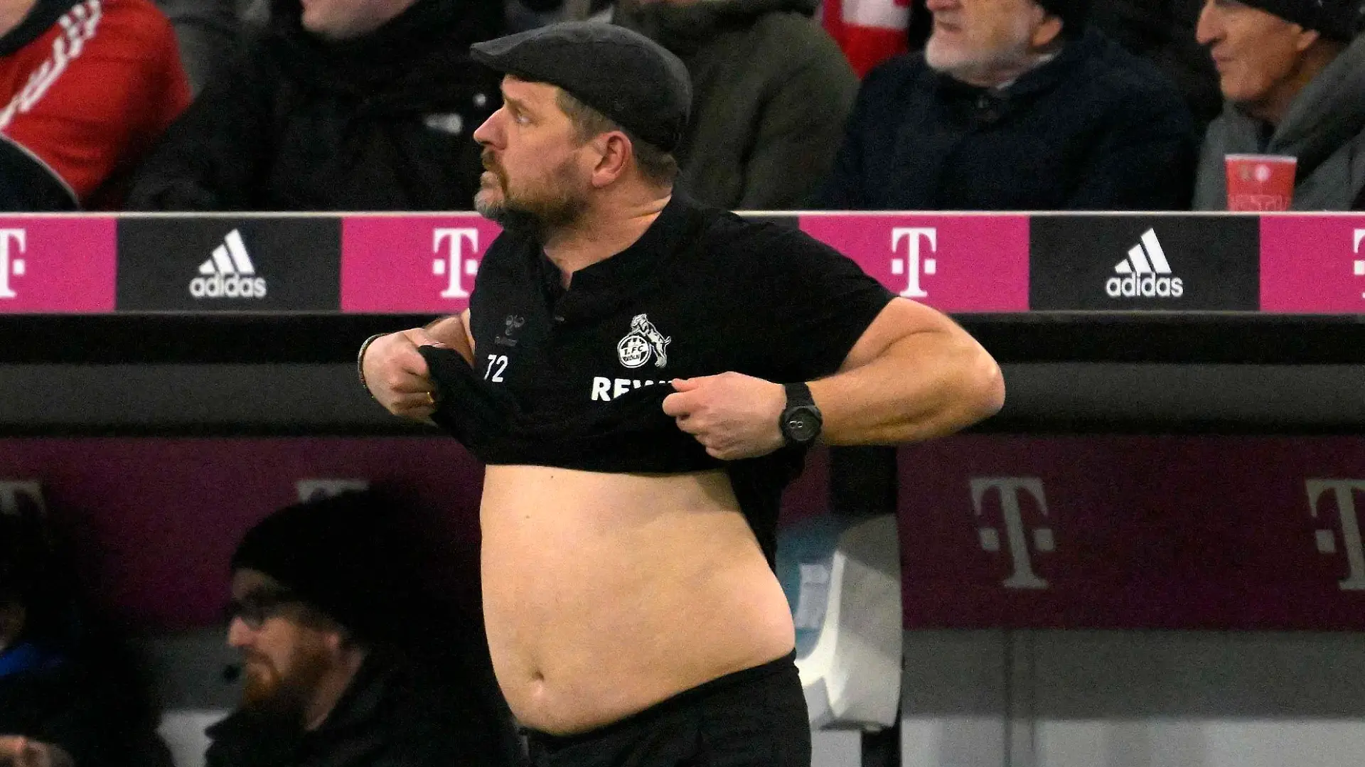 24.01.2023, Fussball 1. Bundesliga 2022/2023, 17.Spieltag, FC Bayern München - 1.FC Köln, in der Allianz-Arena München. Trainer Steffen Baumgart Köln Bauchfrei ***DFL and DFB regulations prohibit any use of photographs as image sequences and/or quasi-video.*** *** 24 01 2023, Football 1 Bundesliga 2022 2023, 17 Matchday, FC Bayern München 1 FC Köln, at Allianz Arena Munich coach Steffen Baumgart Köln Bauchfrei DFL and DFB regulations prohibit any use of photographs as image sequences and or quasi video