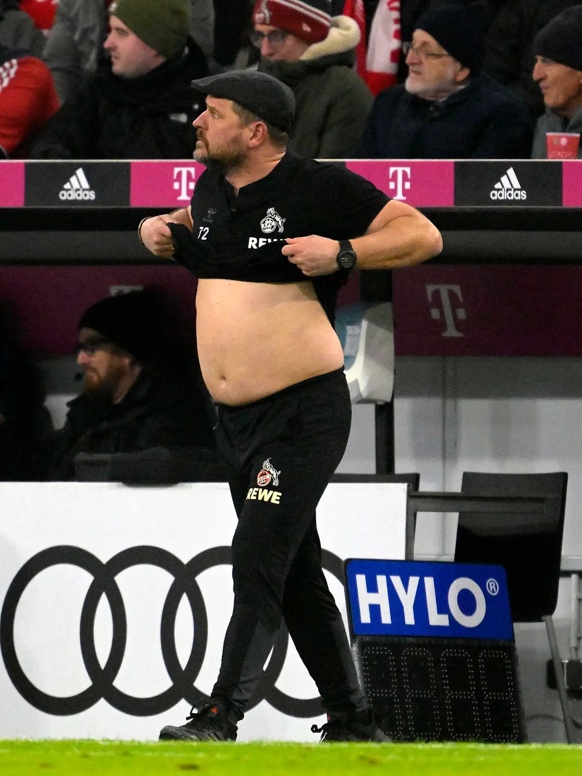 24.01.2023, Fussball 1. Bundesliga 2022/2023, 17.Spieltag, FC Bayern München - 1.FC Köln, in der Allianz-Arena München. Trainer Steffen Baumgart Köln Bauchfrei ***DFL and DFB regulations prohibit any use of photographs as image sequences and/or quasi-video.*** *** 24 01 2023, Football 1 Bundesliga 2022 2023, 17 Matchday, FC Bayern München 1 FC Köln, at Allianz Arena Munich coach Steffen Baumgart Köln Bauchfrei DFL and DFB regulations prohibit any use of photographs as image sequences and or quasi video