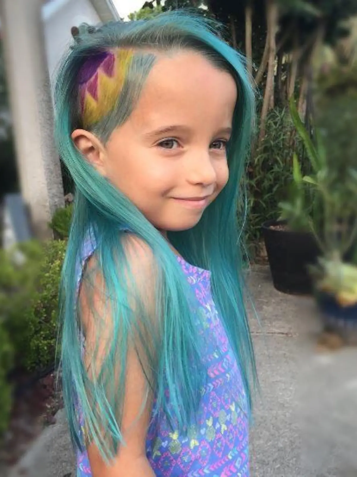 Sie steht zu ihren Regenbogen-Haaren!