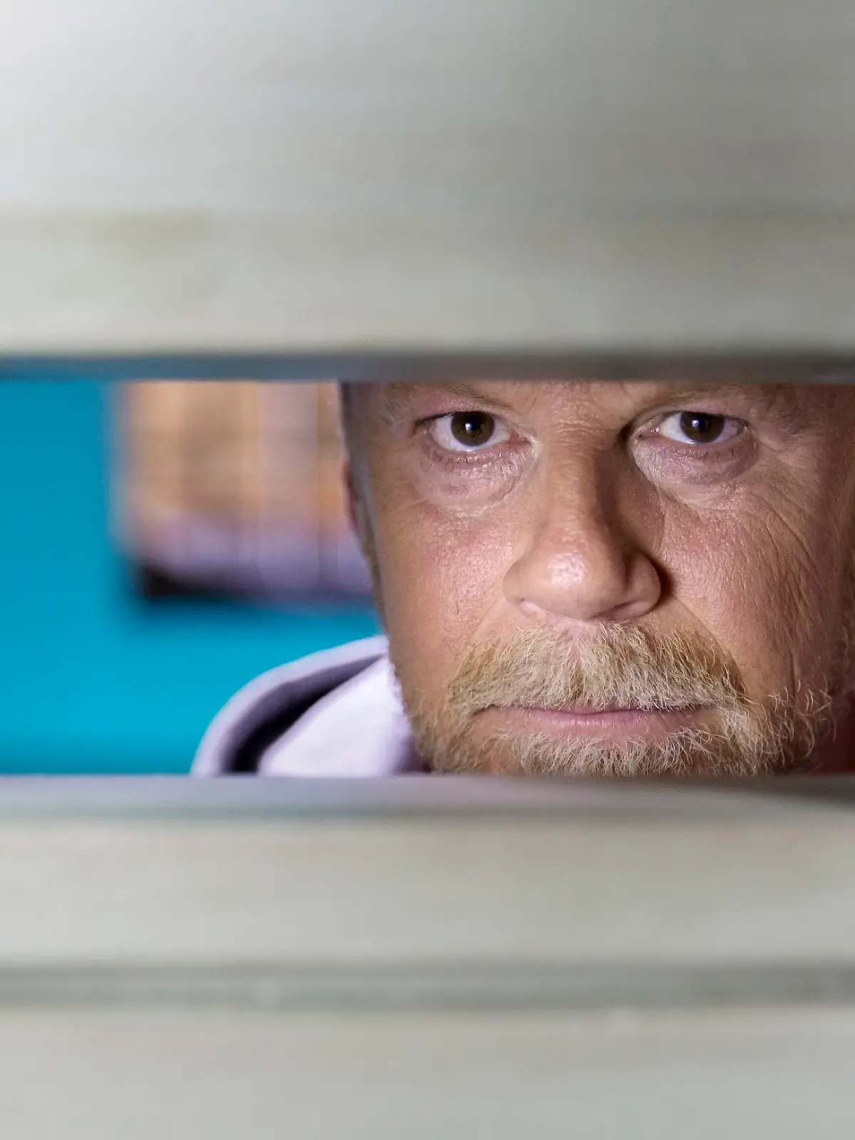 In Deutschland sitzen rund 71.000 Menschen im Gefängnis. Für zwei Wochen ist RTL-Reporter Jenke von Wilmsdorff einer von ihnen, um den Alltag im Knast zu erleben.