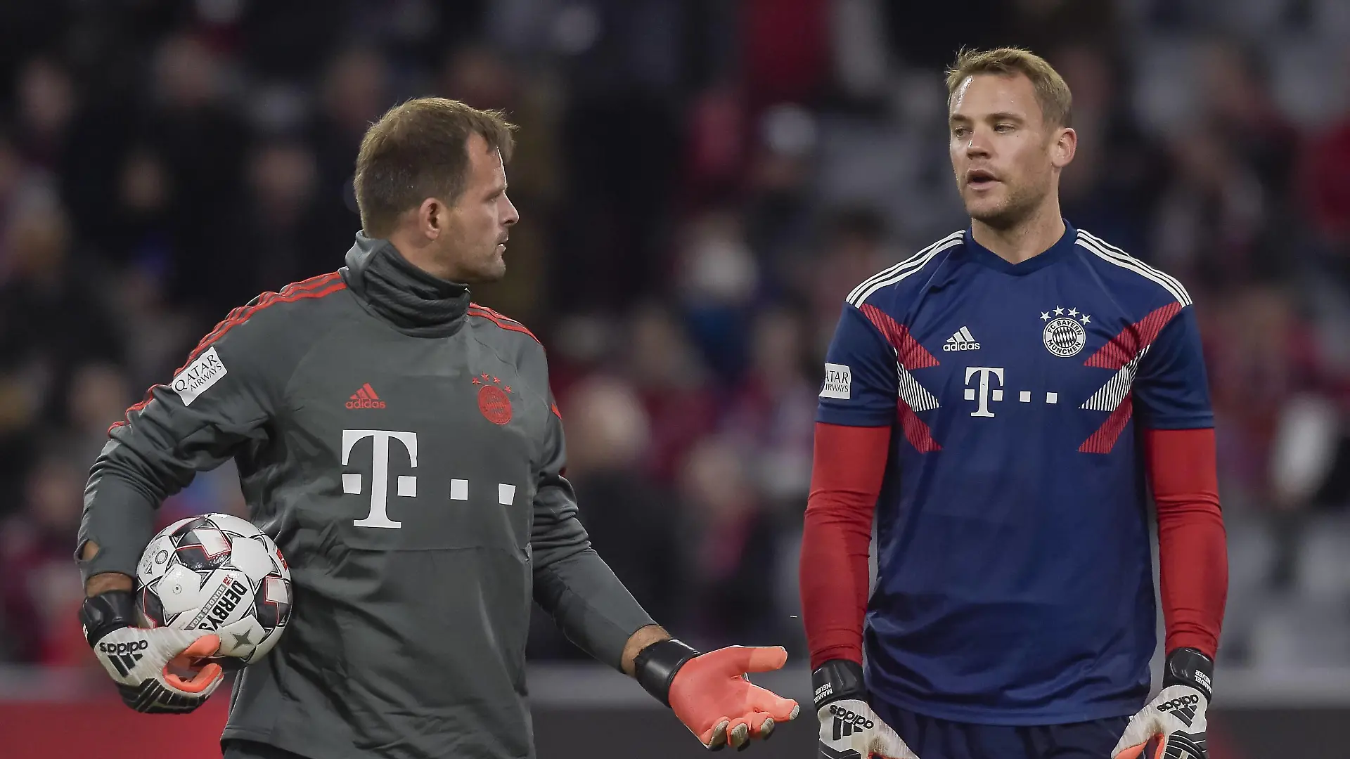 Torwarttrainer Toni Tapalovic Bayern im Gespraech mit Torwart Manuel Neuer Bayern vor dem Fussball Bundesliga Spiel FC Bayern Muenchen gegen 1. FC Augsburg am 5. Spieltag der Saison 2018/2019 in der Allianz Arena am 25. September 2018 in Muenchen. *** Goalkeeping coach Toni Tapalovic Bayern in conversation with goalkeeper Manuel Neuer Bayern before the football Bundesliga match FC Bayern Muenchen against 1 FC Augsburg on matchday 5 of the 2018 2019 season in the Allianz Arena on 25 September 2018 in Muenchen PUBLICATIONxINxGERxAUTxHUNxONLY
