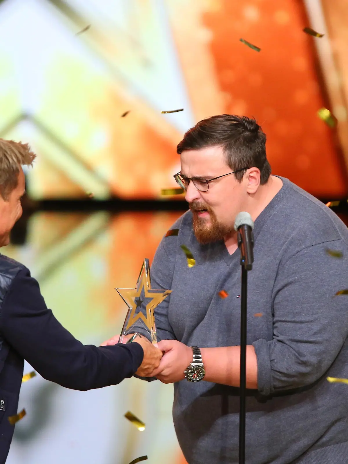 Thomas Stieben, Sänger aus Berlin, kann sein Glück nicht fassen. Jurymitglied Dieter Bohlen (l.) hat für ihn den "Goldenen Buzzer" gedrückt.