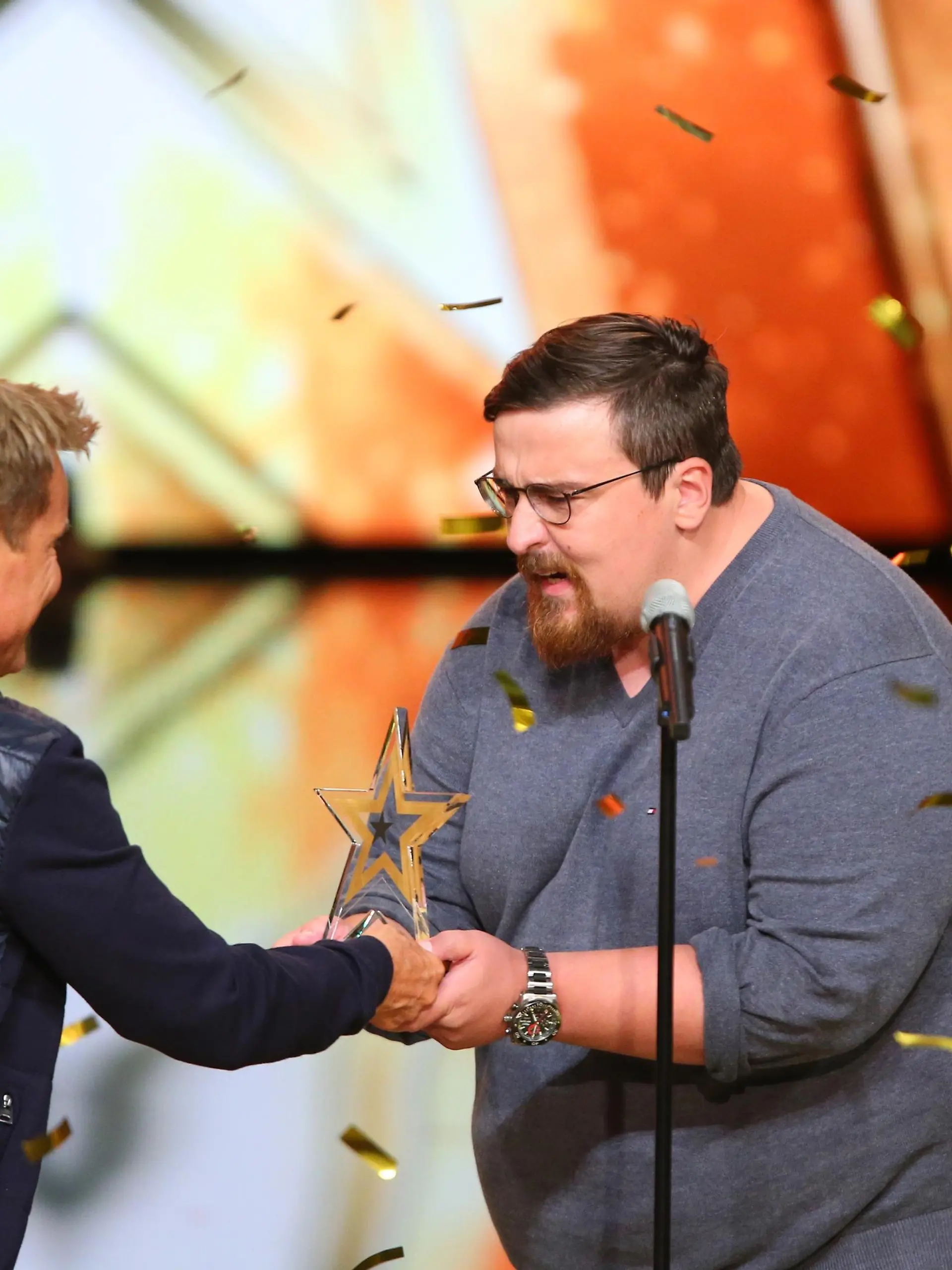 Thomas Stieben, Sänger aus Berlin, kann sein Glück nicht fassen. Jurymitglied Dieter Bohlen (l.) hat für ihn den "Goldenen Buzzer" gedrückt.