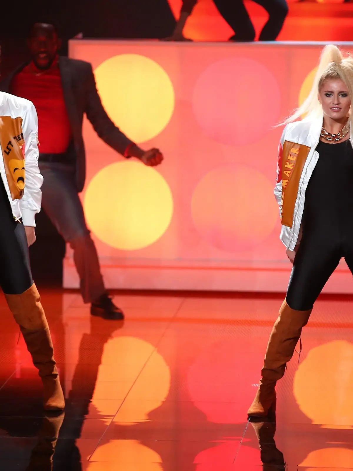 Dana (l.) und Luna Schweiger tanzen zu "Push It" von Salt 'n' Pepa.
