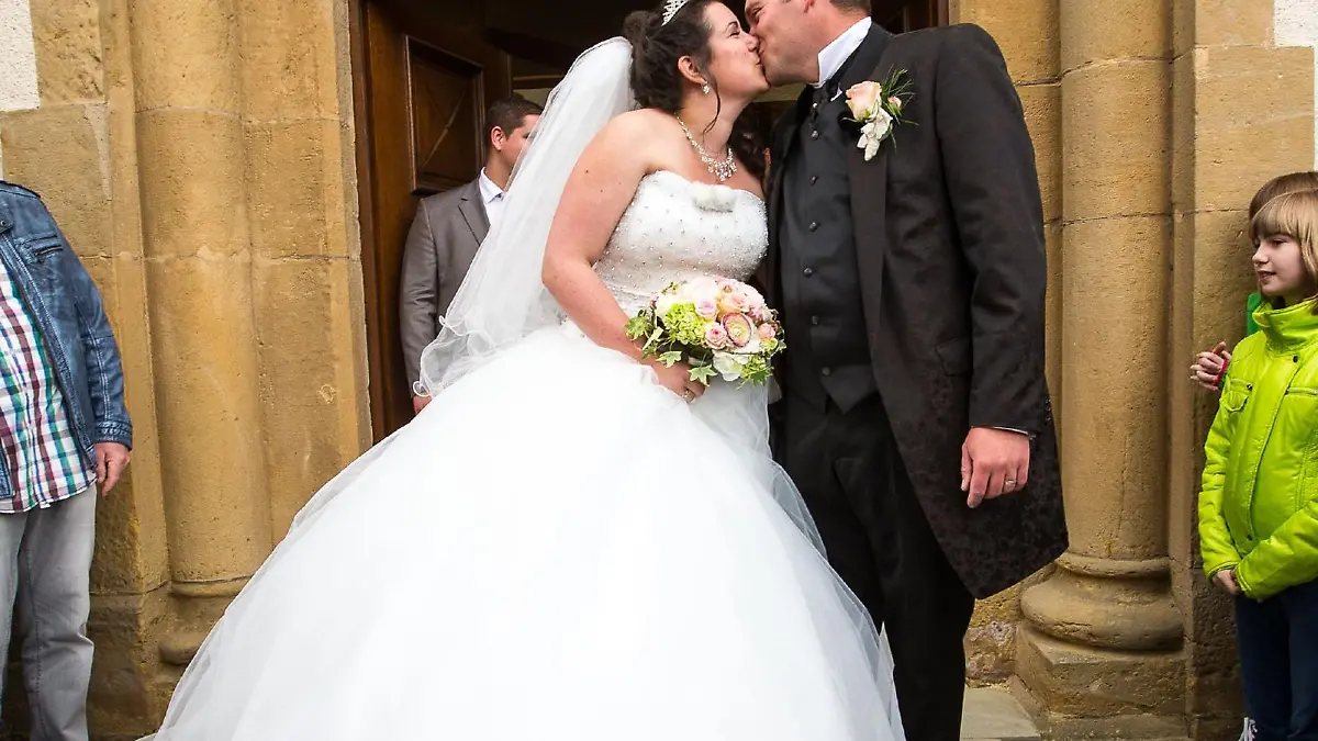 Nach der standesamtlichen Hochezeit im April ist jetzt ihr Liebesglück auch vor Gott besiegelt: Der Luxemburger Landwirt Guy (30) und seine Victoria (27) haben sich in der katholischen Kirche in Alzingen das Ja-Wort gegeben.
