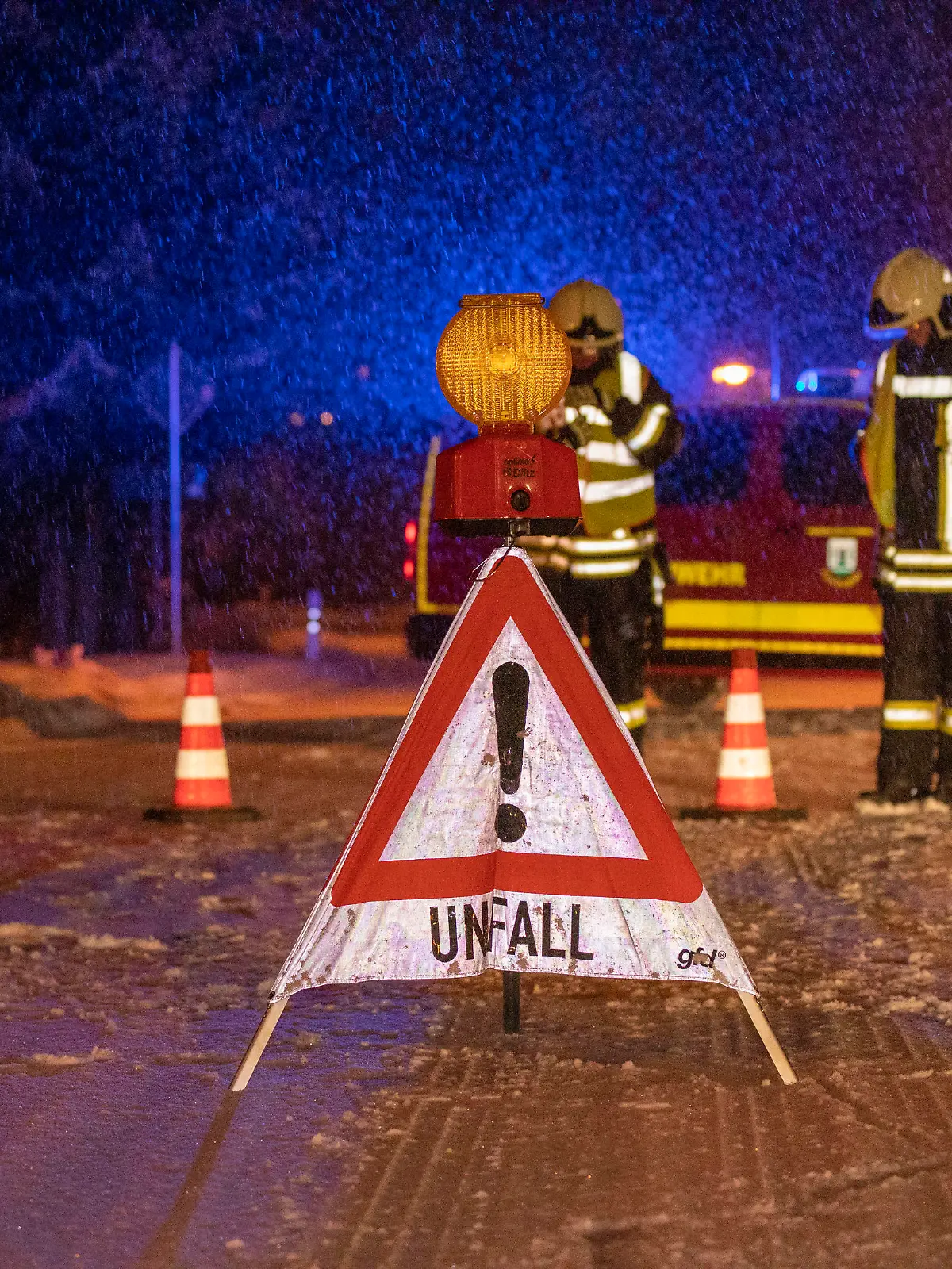 Einsetzende Schneefälle sorgen abermals für Probleme auf den Straßen. Am Abend ereigneten sich erste Verkehrsunfälle mit verletzten Fahrzeuginsassen. Auf der Annaberger Straße in Tannenberg kollidierten drei Fahrzeuge. Die Feuerwehr Tannenberg kam zum Einsatz. Die Kameraden leuchteten die Einsatzstelle aus und nahmen auslaufende Betriebsmittel auf. Zwei Personen wurden bei dem Unfall verletzt. Die Straße war zum Unfallzeitpunkt spiegelglatt. Dichter Schneefall erschwert aktuell vielen Autofahrern die Sicht. Alexander Schwand von der Feuerwehr Tannenberg rechnet mit eine angespannten Situation für das Rettungswesen bis in die Nacht hinein. Tannenberg Sachsen Deutschland *** The onset of snowfall is once again causing problems on the