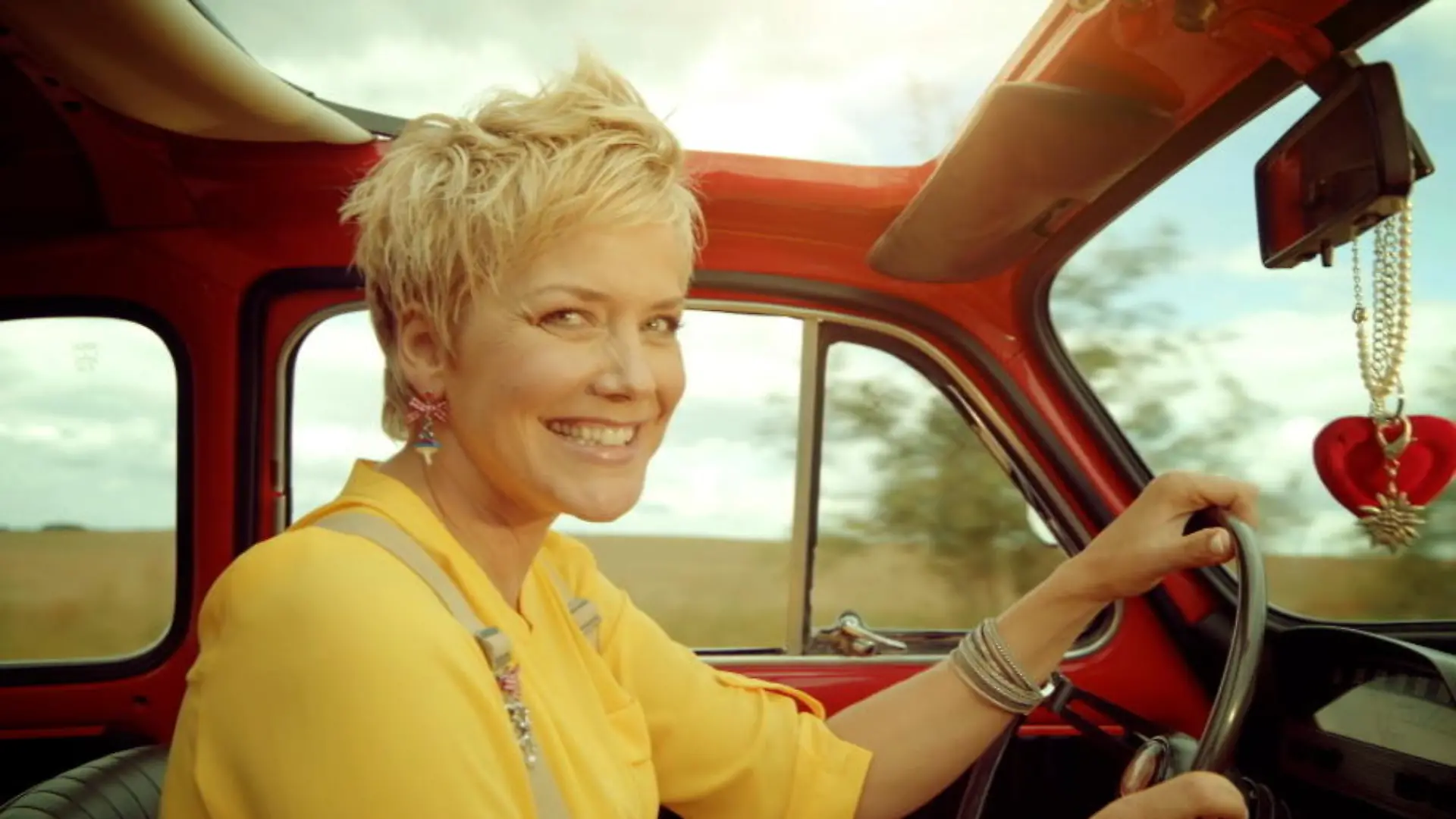Inka Bause bringt wieder Liebe ins Land Am 10. Oktober geht's los mit "Bauer sucht Frau" 2016