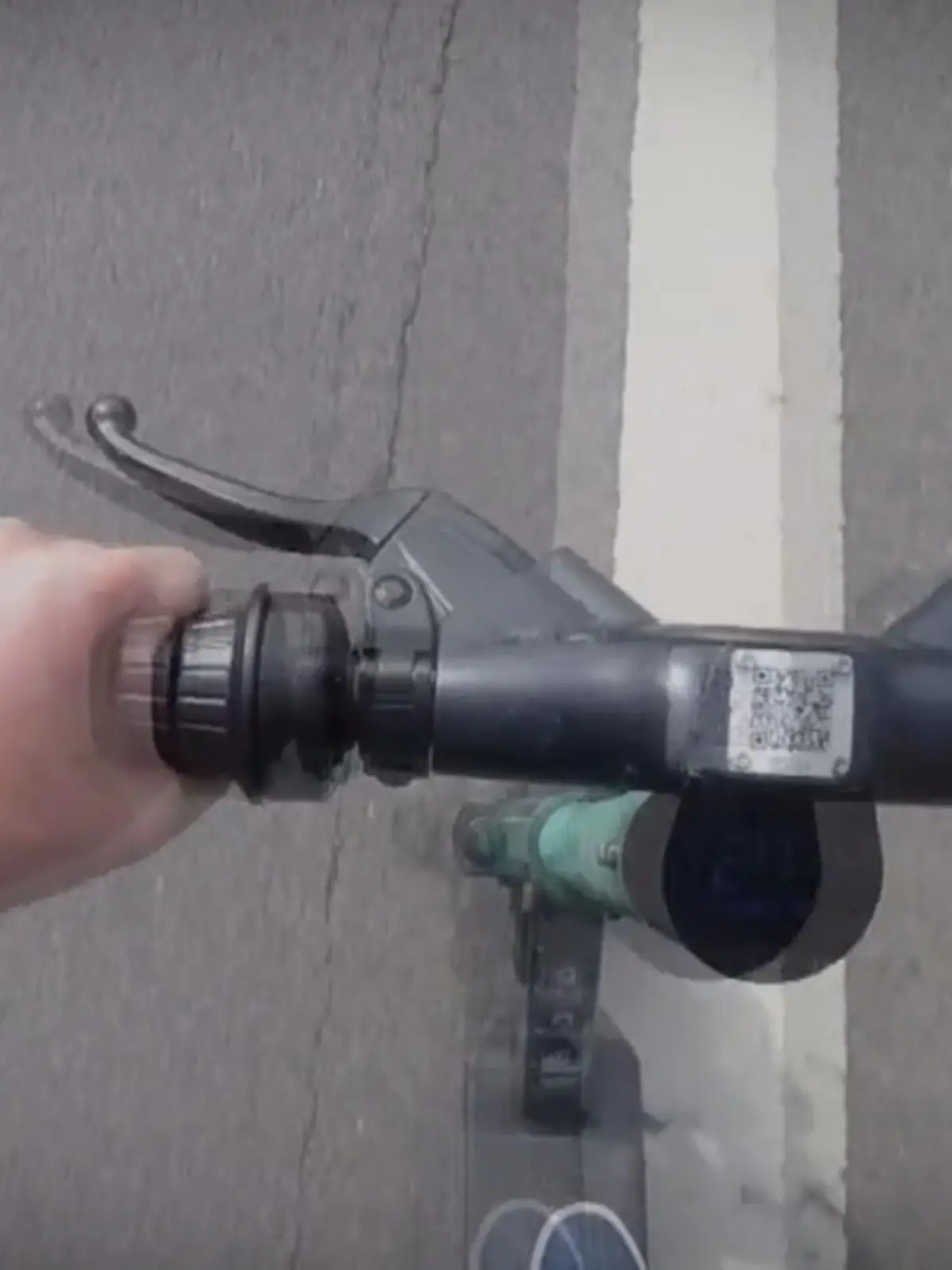 Gerade wenn man nachts unterwegs ist und kein Taxi oder keine Bahn in der Nähe ist, kann ein E-Scooter praktisch sein. Allerdings nutzen viele Menschen angetrunken die E-Scooter und das kann sehr schnell sehr gefährlich werden, deswegen steigen gerade aktuell auch die Unfallzahlen an. Die Gewerkschaft der Polizei fordert für E-Scooter-Fahrer eine Helmpflicht. Und beim Verkehrsgerichtstag in Goslar wird ab heute auch über die Promillegrenze für Nutzer diskutiert.
