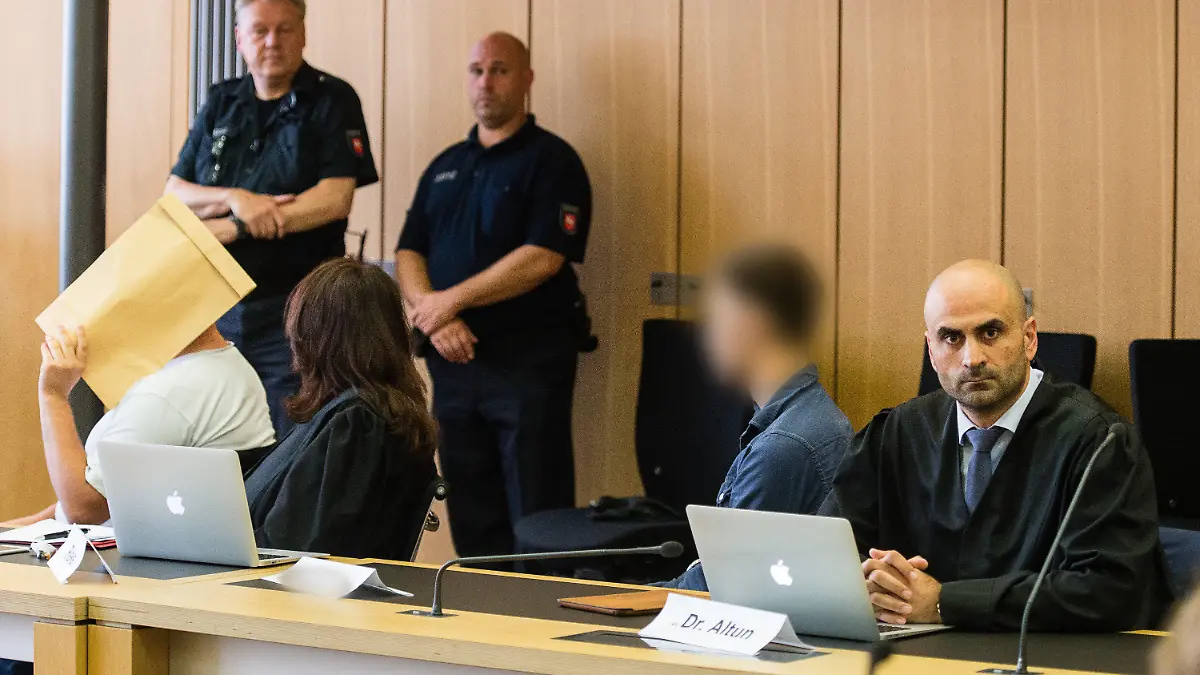 Der Angeklagte Alexander M. (l-r), seine Verteidigerin Gabriele Rieke, der Angeklagte Damian R. und sein Verteidiger Erkan Altun sitzen am 04.08.2016 bei Prozessbeginn wegen Mordes an einer Schwangeren im Landgericht Braunschweig in Braunschweig (Niedersachsen). Zwei 19-Jährigen wird vorgeworfen, Februar 2016 die 18 Jahre alte schwangere Freundin des einen Angeklagten getötet zu haben. Foto: Sebastian Gollnow/dpa +++(c) dpa - Bildfunk+++