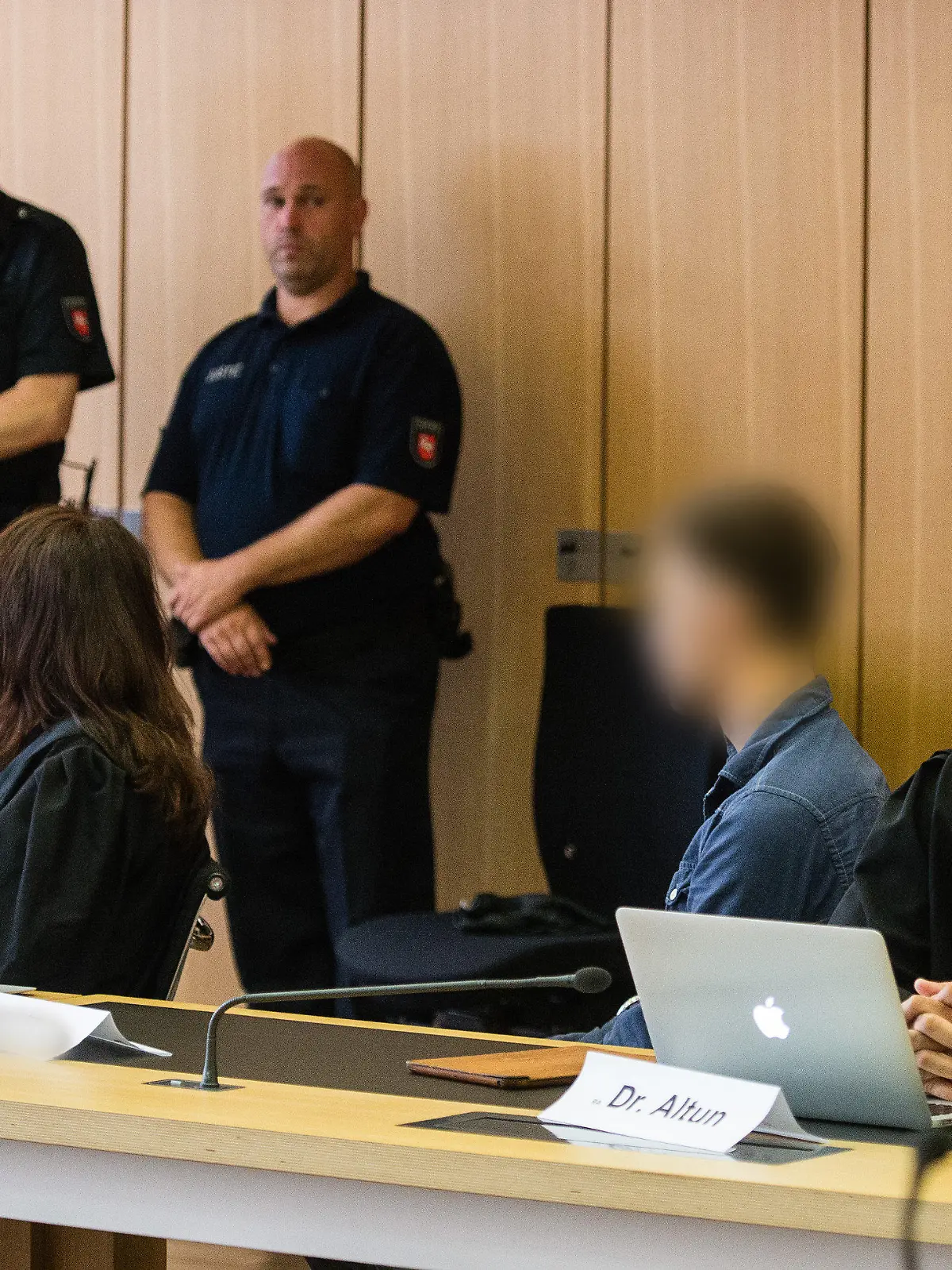 Der Angeklagte Alexander M. (l-r), seine Verteidigerin Gabriele Rieke, der Angeklagte Damian R. und sein Verteidiger Erkan Altun sitzen am 04.08.2016 bei Prozessbeginn wegen Mordes an einer Schwangeren im Landgericht Braunschweig in Braunschweig (Niedersachsen). Zwei 19-Jährigen wird vorgeworfen, Februar 2016 die 18 Jahre alte schwangere Freundin des einen Angeklagten getötet zu haben. Foto: Sebastian Gollnow/dpa +++(c) dpa - Bildfunk+++