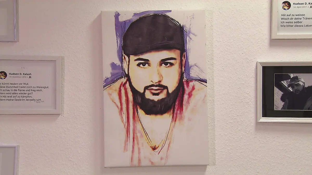 Nicht nur das Bild von ihrem Sohn Ferhat erinnert seine Mutter an die schrecklichen Geschehnisse in Hanau.