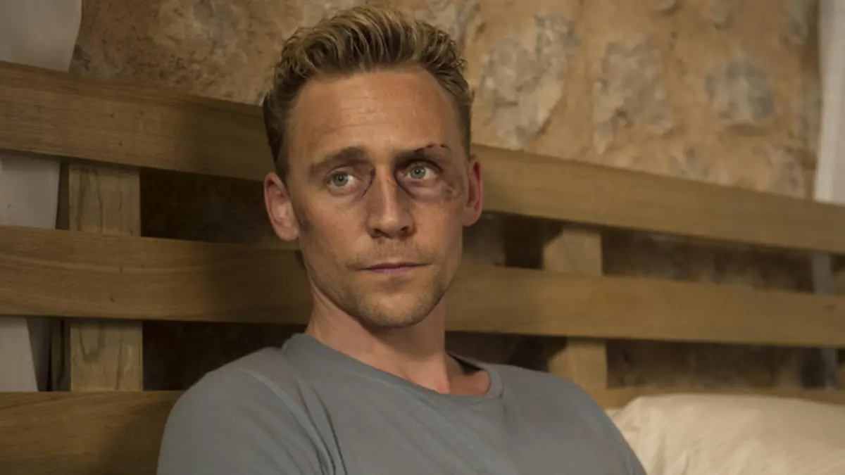 Tom Hiddleston muss als Jonathan Pine in "The Night Manager" ein blaues Auge in Kauf nehmen