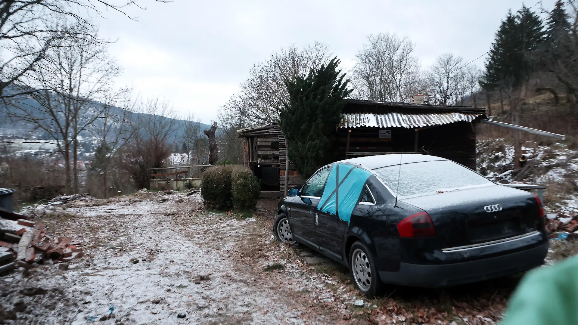 20.01.2023, Thüringen, Bad Blankenburg: Ein Auto steht auf einem Gartengrundstück am Ortsrand der Stadt. Hier wurde die Leiche eines Kindes gefunden. Die Mordkommission des Thüringer Landeskriminalamtes (LKA) ermittelt wegen des Verdachts der Tötung eines Kindes. Foto: Bodo Schackow/dpa +++ dpa-Bildfunk +++