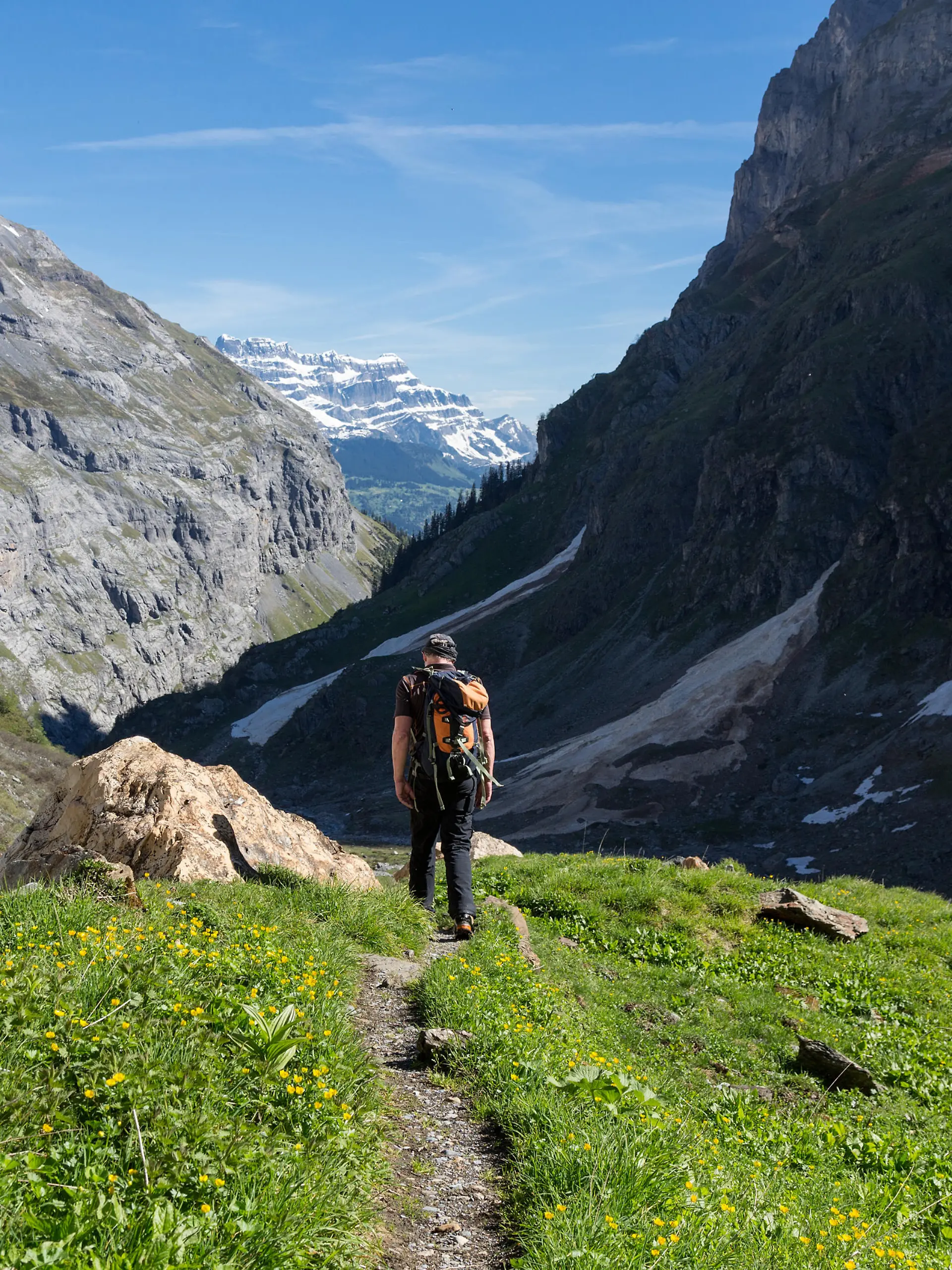 Ein Bergsteiger steigt von der Fridolinshuette, SAC, ins Tal nach Linthal ab, im Hintergrund der Glaernisch, am Donnerstag, 13. Juni 2013.