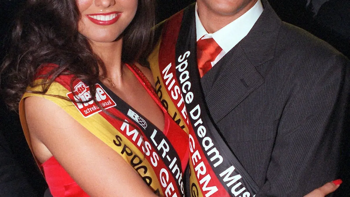 Die 19jährige Michalina Koscielniak aus Delmenhorst ist 14.1.1998 in Berlin zur neuen "Miss Germany" gewählt worden. Der 23jährige Adrian Ursache aus Berlin wurde zum "Mister Germany" gekürt. Insgesamt nahmen 23 junge Frauen und Männer am Finale dieses Wettbewerbs teil. Die beiden Sieger der Berliner Endausscheidung sollen Deutschland nun bei der Wahl zur "Queen of the World" und bei der "Mister Europa"-Wahl vertreten. Die Wahl fand einen Tag nach einer ähnlichen Veranstaltung in Trier statt, bei der am Abend zuvor eine andere junge Frau ebenfalls zur "Miss Germany" gekürt worden war. Grund der Doppelung: der Titel ist nicht geschützt. | Verwendung weltweit