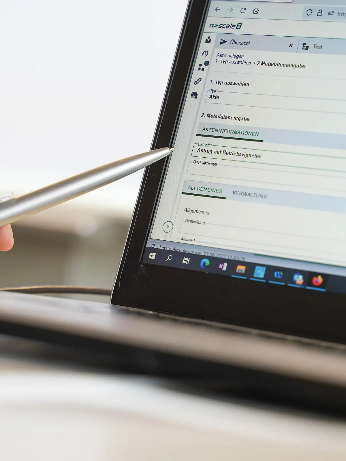Eine Frauenhand zeigt mit einem Kugelschreiber beim Start der Digitalen Akte im Bezirksamt Mitte auf einen Computer, auf dem eine Eingabemaske zu sehen ist. Das Bezirksamt Mitte ist die erste Behörde, die seit Mitte Mai 2022 die neue Version Digitale Akte zur elektronischen Aktenführung nutzt. Diese soll bis Ende 2024 für rund 70.000 PC-Arbeitsplätze in etwa 80 Behörden flächendeckend bereitgestellt werden. +++ dpa-Bildfunk +++