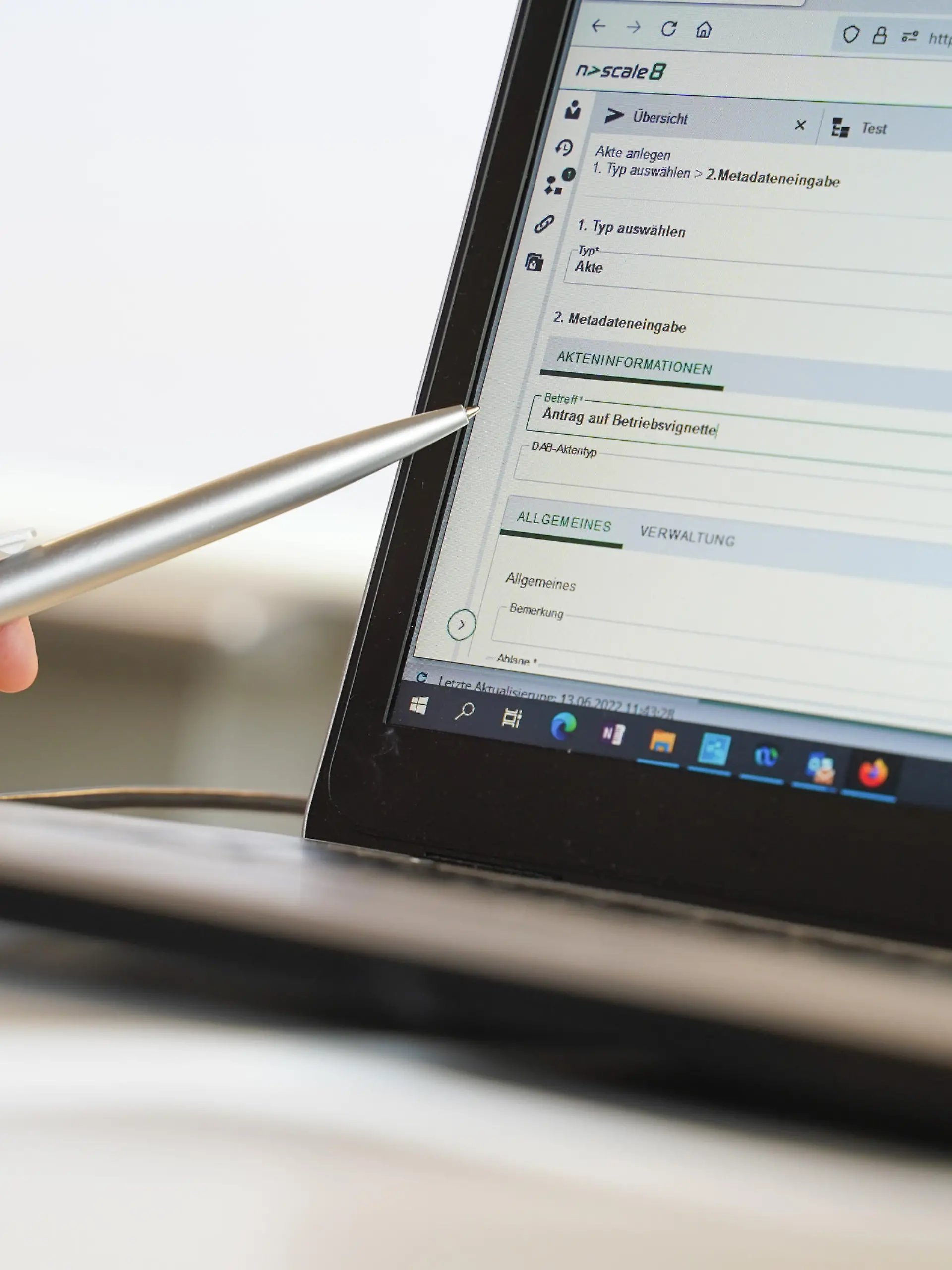 Eine Frauenhand zeigt mit einem Kugelschreiber beim Start der Digitalen Akte im Bezirksamt Mitte auf einen Computer, auf dem eine Eingabemaske zu sehen ist. Das Bezirksamt Mitte ist die erste Behörde, die seit Mitte Mai 2022 die neue Version Digitale Akte zur elektronischen Aktenführung nutzt. Diese soll bis Ende 2024 für rund 70.000 PC-Arbeitsplätze in etwa 80 Behörden flächendeckend bereitgestellt werden. +++ dpa-Bildfunk +++