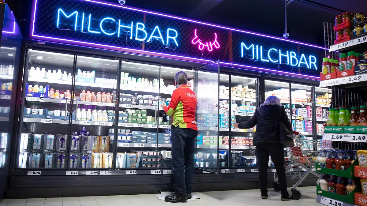 Mitarbeiter und Kunden sind am Tag der Wiedereröffnung in einer Filiale der Supermarktkette "Penny" auf der Reeperbahn unterwegs. Mit Leuchtreklamen, Graffitis und frechen Wandsprüchen soll die Atmosphäre und das Lebensgefühl auf der Reeperbahn wiedergegeben werden.