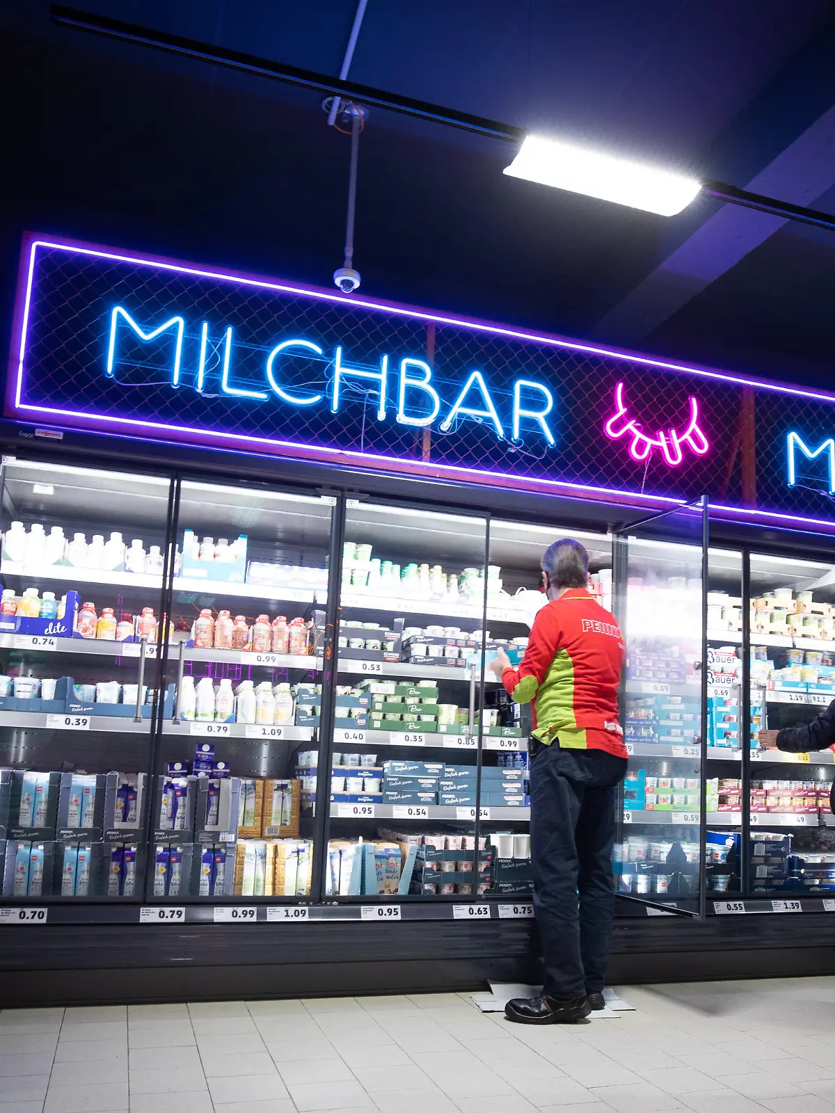 Mitarbeiter und Kunden sind am Tag der Wiedereröffnung in einer Filiale der Supermarktkette "Penny" auf der Reeperbahn unterwegs. Mit Leuchtreklamen, Graffitis und frechen Wandsprüchen soll die Atmosphäre und das Lebensgefühl auf der Reeperbahn wiedergegeben werden.