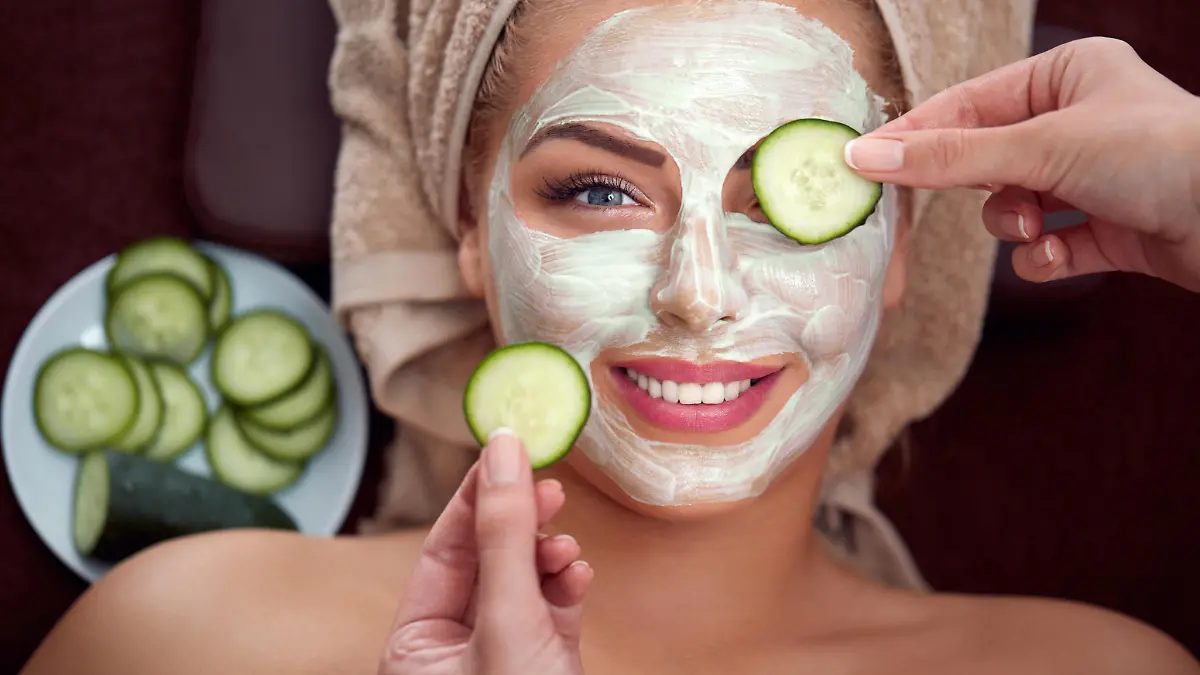 Frau mit Gurken Maske