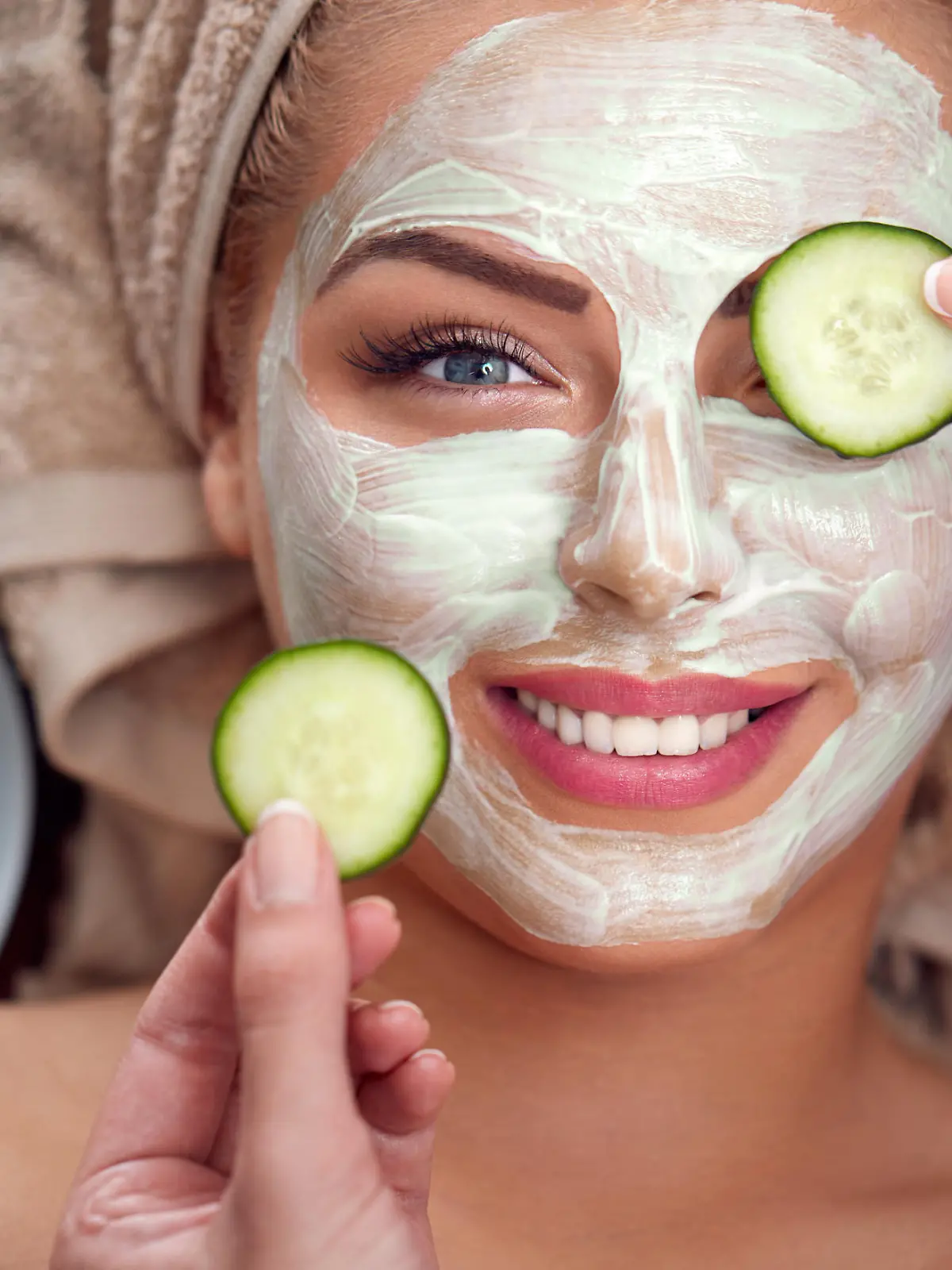Frau mit Gurken Maske