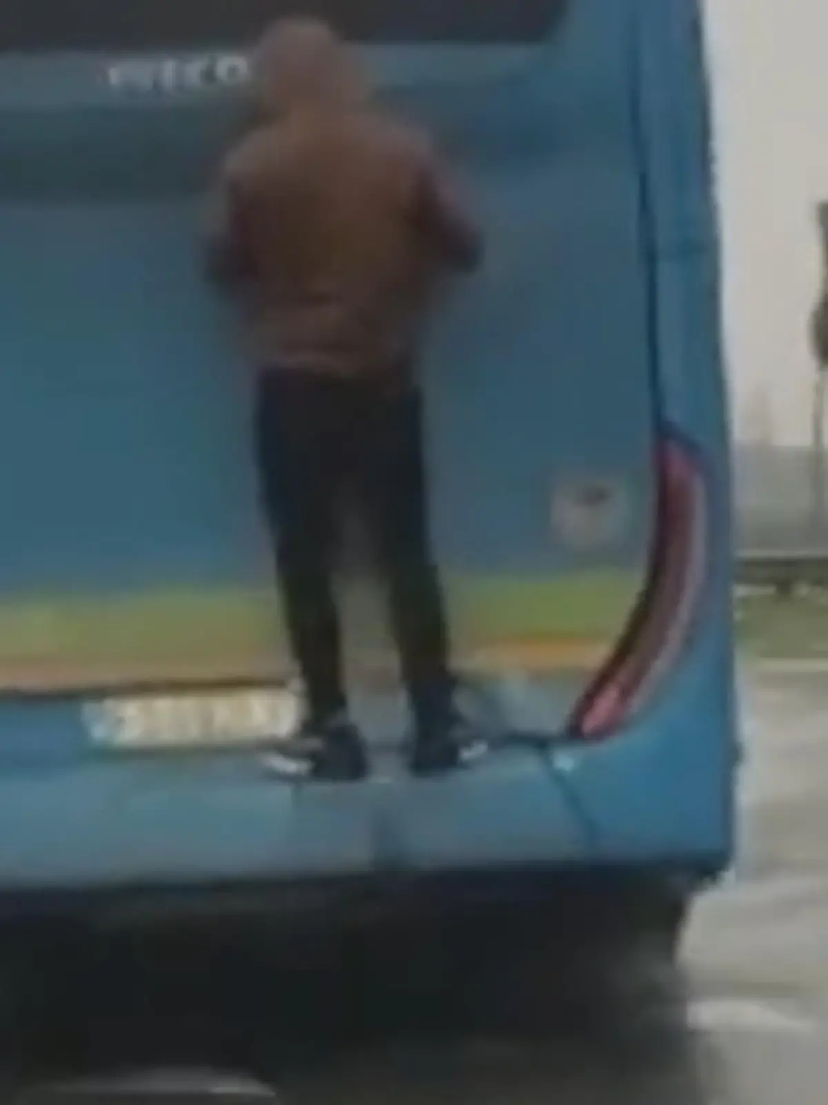 Vorsicht - das hier sollte man auf keinen Fall nachmachen! Ein Mann fährt bei voller Fahrt an der Rückseite eines Linienbusses mit. Das ist nicht nur leichtsinnig, sondern auch extrem gefährlich!