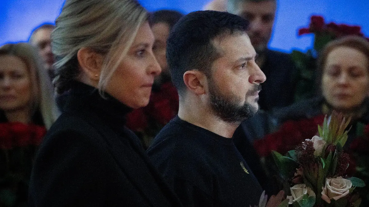 21.01.2023, Ukraine, Kiew: Wolodymyr Selenskyj, Präsident der Ukraine, und seine Frau Olena Selenska nehmen an der Trauerzeremonie zu Ehren der Verstorbenen des Hubschrauberabsturzes um Innenminister Monastyrskyj teil. Der 44-jährige Monastyrskyj ist bei einem Hubschrauberabsturz gemeinsam mit 13 weiteren Menschen ums Leben gekommen. Der Helikopter stürzte aus bisher ungeklärten Gründen neben einem Kindergarten ab. Foto: Efrem Lukatsky/AP/dpa +++ dpa-Bildfunk +++