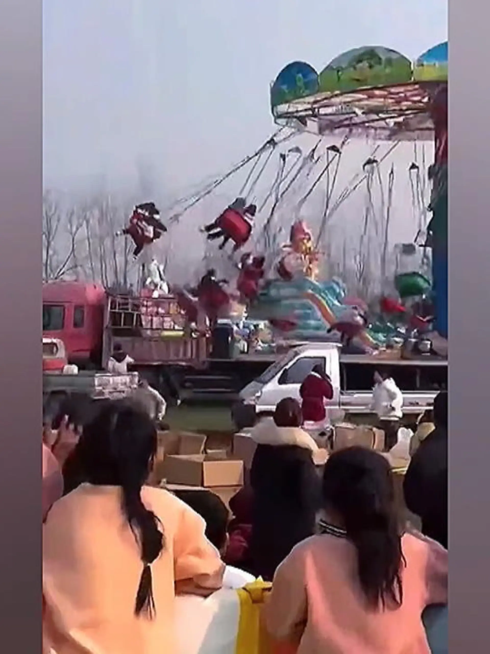 Was hat sich denn der Fahrer dieses Lkws dabei gedacht, als er direkt neben einem Kettenkarussell geparkt hat? In einem Freizeitpark in der chinesischen Stadt Zhoukou knallten mehrere Schaukelstühle gegen den parkenden Wagen. Das Video zeigt den schockierenden Moment, der einfach fassungslos macht.