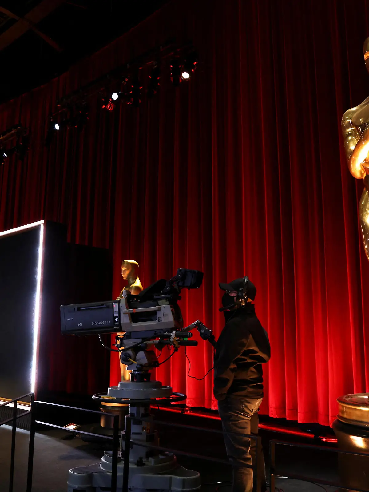 A camera operator stands next to an Oscar statue ahead of the announcement of the 95th Oscars Nominations in Beverly Hills, California, U.S., January 24, 2023. REUTERS/Mario Anzuoni