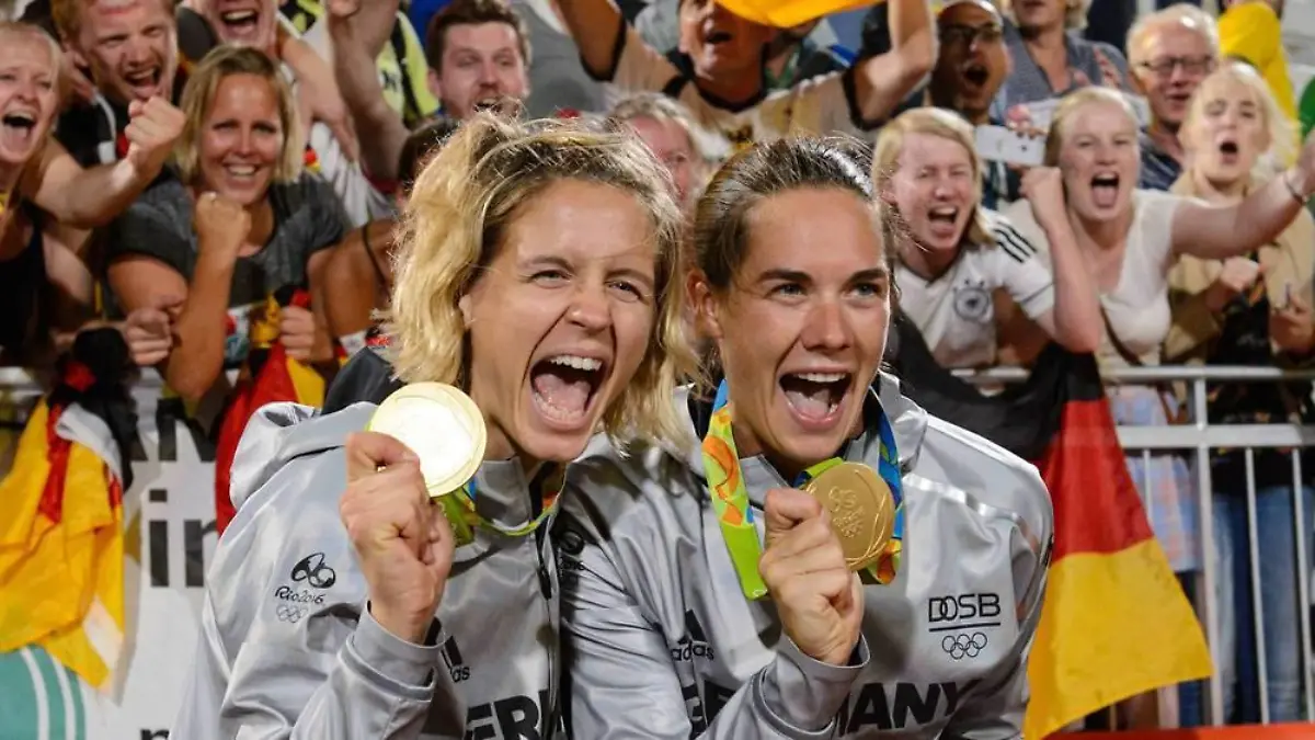 Laura Ludwig (l.) und Kira Walkenhorst mit ihren Goldmedaillen