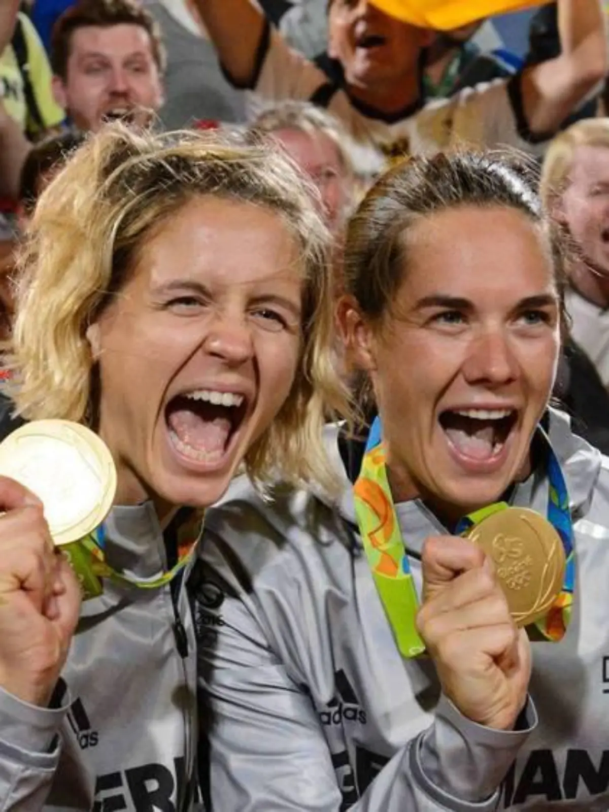 Laura Ludwig (l.) und Kira Walkenhorst mit ihren Goldmedaillen