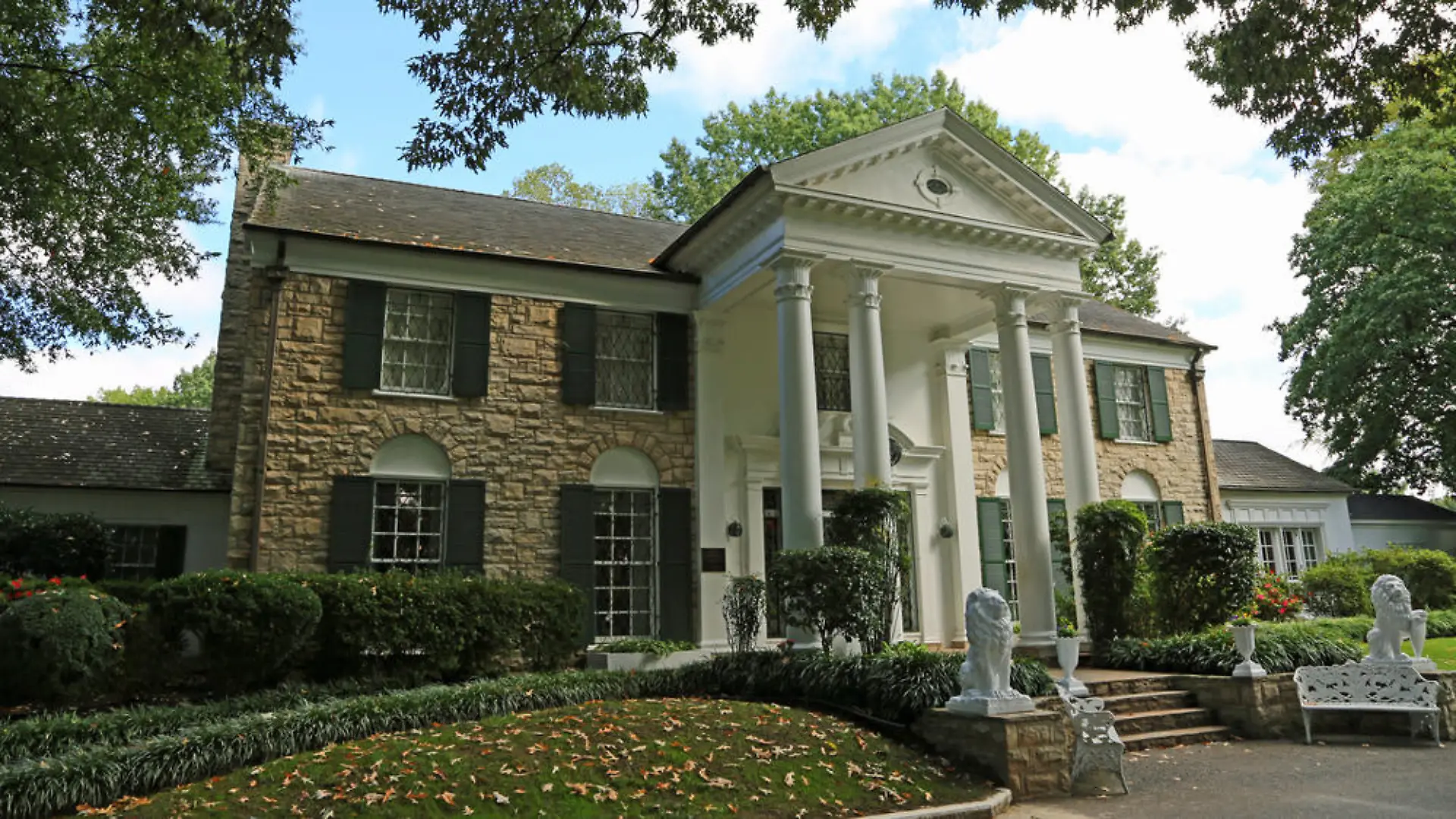 Graceland im Blickpunkt: Am Montagabend haben sich vor Elvis' alter Villa tausende Fans zu einer Nachtwache getroffen