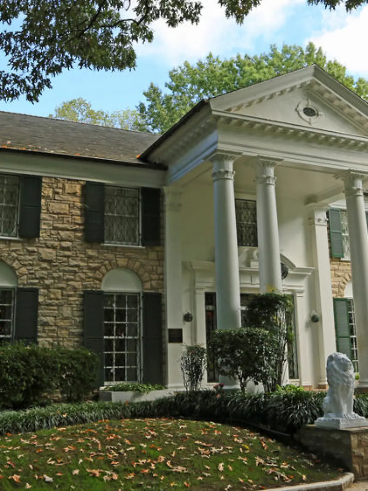 Graceland im Blickpunkt: Am Montagabend haben sich vor Elvis' alter Villa tausende Fans zu einer Nachtwache getroffen