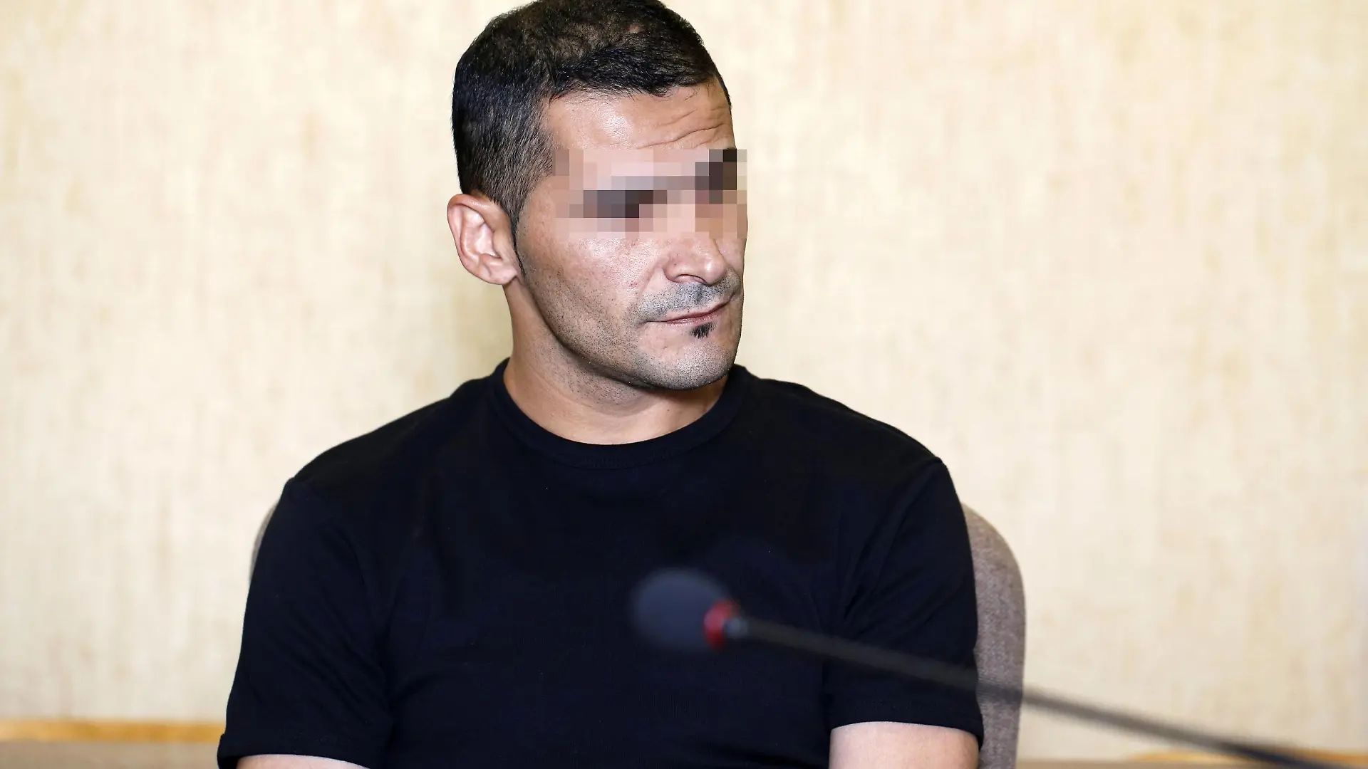 Enes A. beim ersten Prozesstag im Schwurgerichtsverfahren gegen Enes A. wegen Mordes an Anke Schäfer in der Supasalad-Bar vor dem Landgericht Köln. Köln, 15.08.2016 Foto:xC.xHardtx/xFuturexImage

enes a the first The trial in  against enes a due Murder to Anke Schäfer in the Supasalad Bar before the District Court Cologne Cologne 15 08 2016 Photo XC xHardtx xFuturexImage  