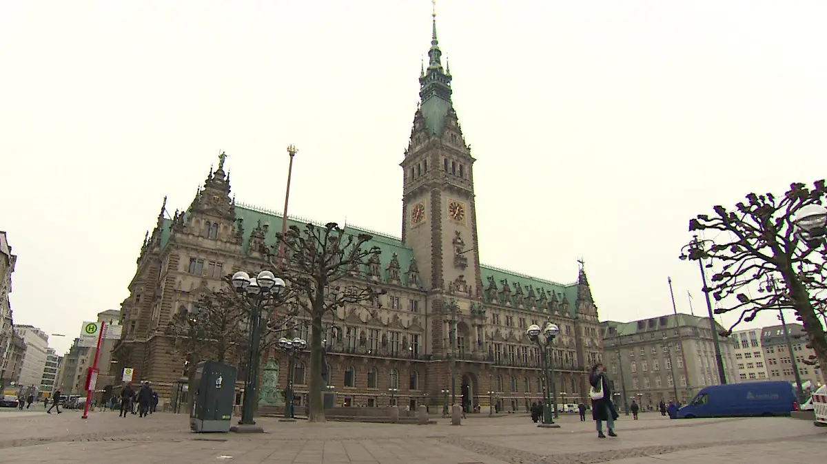 as Hamburger Rathaus: Hier suchte am Freitagabend ein möglicherweise bewaffneter Unbekannter nach Bürgermeister Peter Tschentscher (SPD).