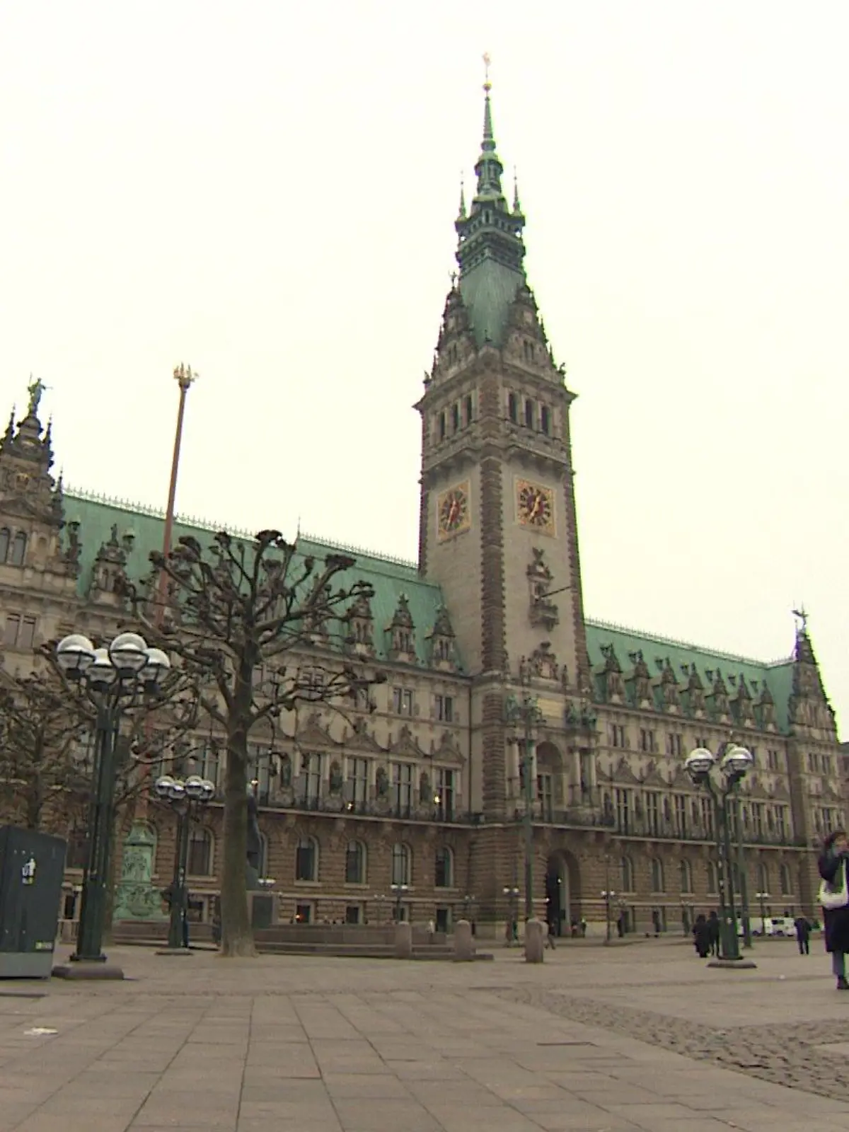 as Hamburger Rathaus: Hier suchte am Freitagabend ein möglicherweise bewaffneter Unbekannter nach Bürgermeister Peter Tschentscher (SPD).